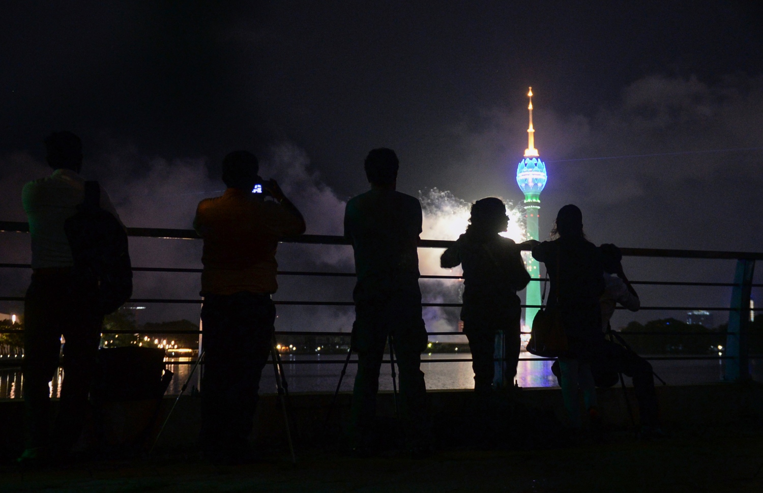 ކޮލަމްބޯ، ސެޕްޓެމްބަރު 16، 2019: ލޮޓަސް ޓަވަރު ހުޅުވުމުގެ ރަސްމިއްޔާތުގައި ހަވާ އަރުވާ މަންޒަރު ބަޔަކު ބަލަނީ. --ފޮޓޯ:އޭއެފްޕީ