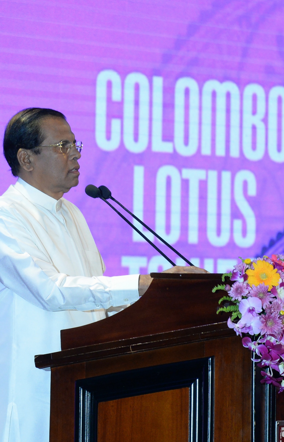 ކޮލަމްބޯ، ސެޕްޓެމްބަރު 16، 2019: ލޮޓަސް ޓަވަރު ހުޅުވުމުގެ ރަސްމިއްޔާތުގައި ރައީސް ސިރިސޭނާ ވާހަކަ ދައްކަވަނީ. --ފޮޓޯ:އޭއެފްޕީ