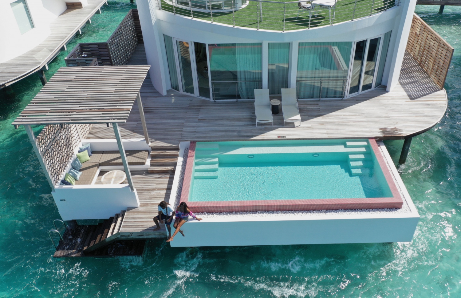 ލަކްސް ނޯތު މާލެ އެޓޯލްސްގެ ވިލާއެއް: ވީހާވެސް އަވަހަކަށް ޓޫރިޒަމް ހުޅުވާލަން ޖެހޭ