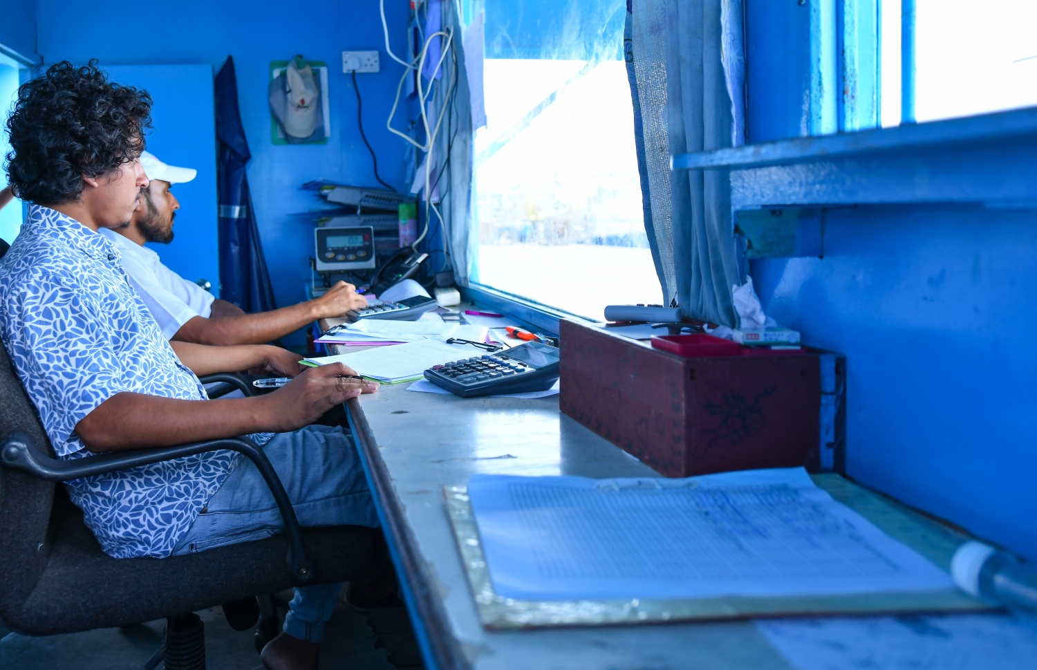 ފެލިވަރުގައި ހުންނަ މިފްކޯ މަސް ފެކްޓަރީގައި ބަޔަކު މަސައްކަތްކުރަނީ--- ފައިލް ފޮޓޯ: މިހާރު