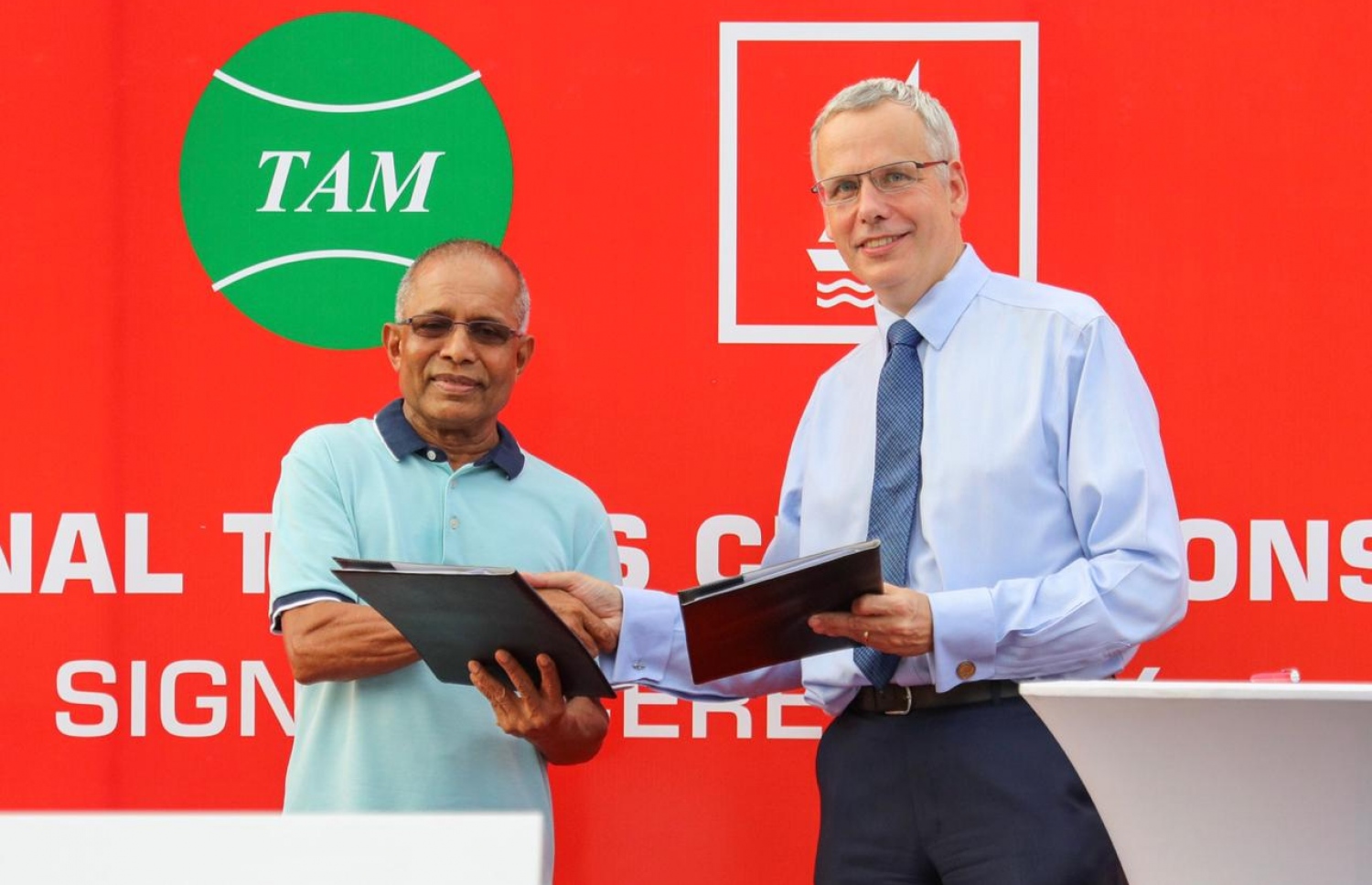 ބީއެމްއެލް އާއި ޓެނިސް އެސޯސިއޭޝަނާ ދެމެދު ވަނީ ސްޕޮންސާޝިޕް އެގްރީމެންޓެއްގައި ސޮއިކޮށްފައި-- ފޮޓޯ: ބީއެމްއެލް