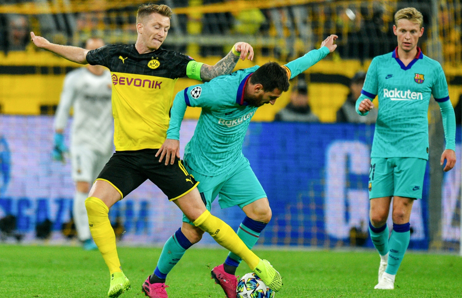 ޑޯޓްމަންޑްގެ ރެއުސް (ވ) ބާސެލޯނާގެ މެސީ އަތުން ބޯޅަ ހޯދަން މަސައްކަތްކުރަނީ. -- ފޮޓޯ: އޭއެފްޕީ