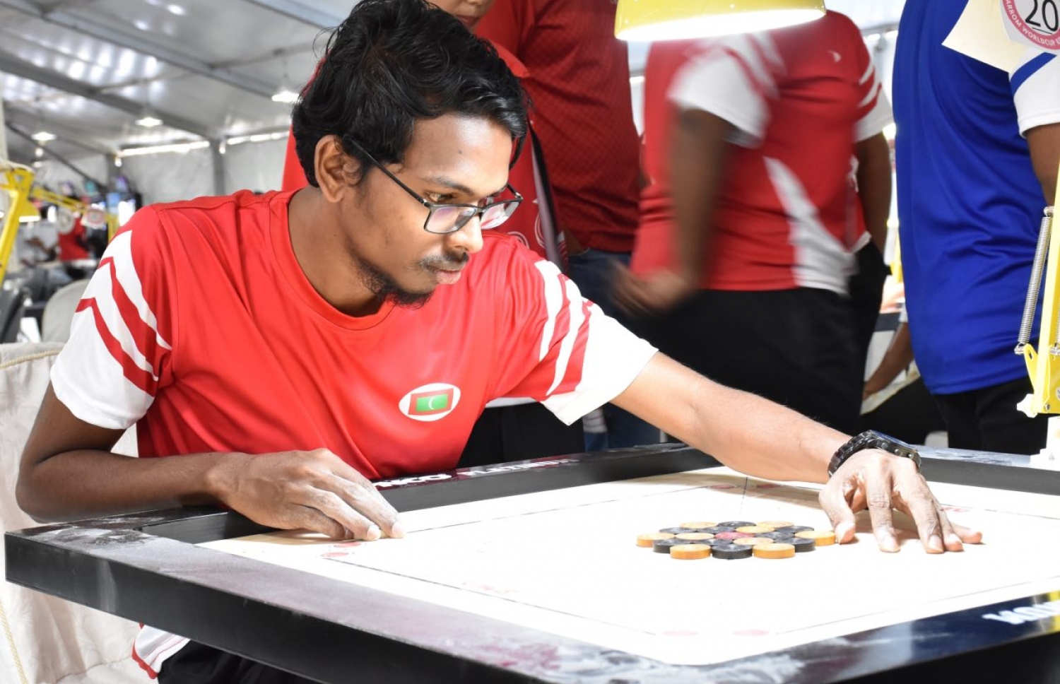 އިސްމާއިލް އަޒުމީން، ދުނިޔޭގެ މުބާރާތުގައި ރާއްޖެ ތަމްސީލްކުރަނީ: ޕީއެސްއެމްގެ ކުޅިވަރު ޕްރެޒެންޓަރަކީ މިވަގުތު ރާއްޖޭގައި ހުރި އެންމެ މޮޅު އެއް ކެރަމް ކުޅުންތެރިޔާ