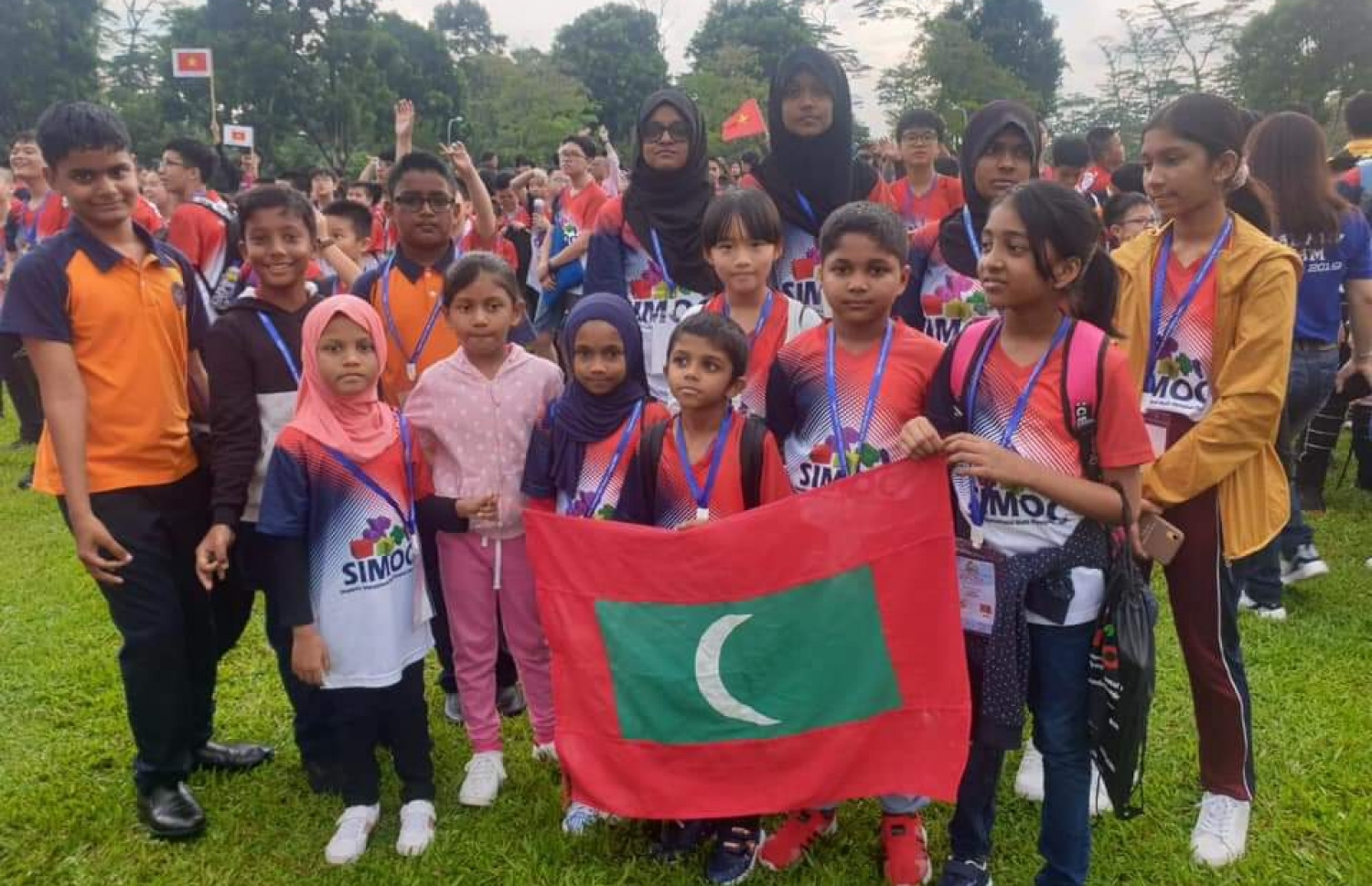 ބޭރުގައި އޮތް ޕްރޮގްރާމެއްގައި ބްރައިޓް ވޭގެ ދަރިވަރުންތަކެއް ގައުމީ ދިދަ ހިފަހައްޓައިގެން -- ފޮޓޯ: ބްރައިޓްވޭ ސްކޫލް