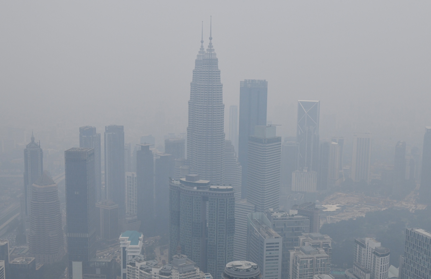 އިންޑޮނީޝިއާގެ ޖަންގަލިތަކުގައި ރޯވެފައިވާ އަލިފާނުގެ ސަބަބުން މެލޭޝިއާގެ ޖައްވުގައި ދުން ބޯވެފައި. --ފޮޓޯ:އޭއެފްޕީ