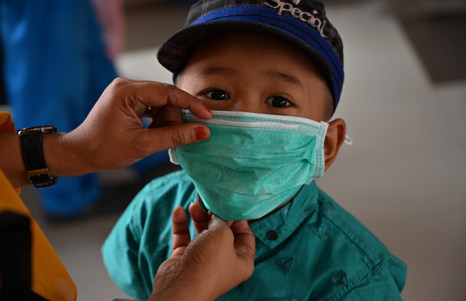 އިންޑޮނީޝިއާގެ ޖަންގަލިތަކުގައި ރޯވެފައިވާ އަލިފާނުގެ ސަބަބުން އެ ގައުމުގެ ރިއާު ޕްރޮވިންސްގައި ކުޑަ ކުއްޖަކު މާސްކް އަޅައިގެން. --ފޮޓޯ:އޭއެފްޕީ