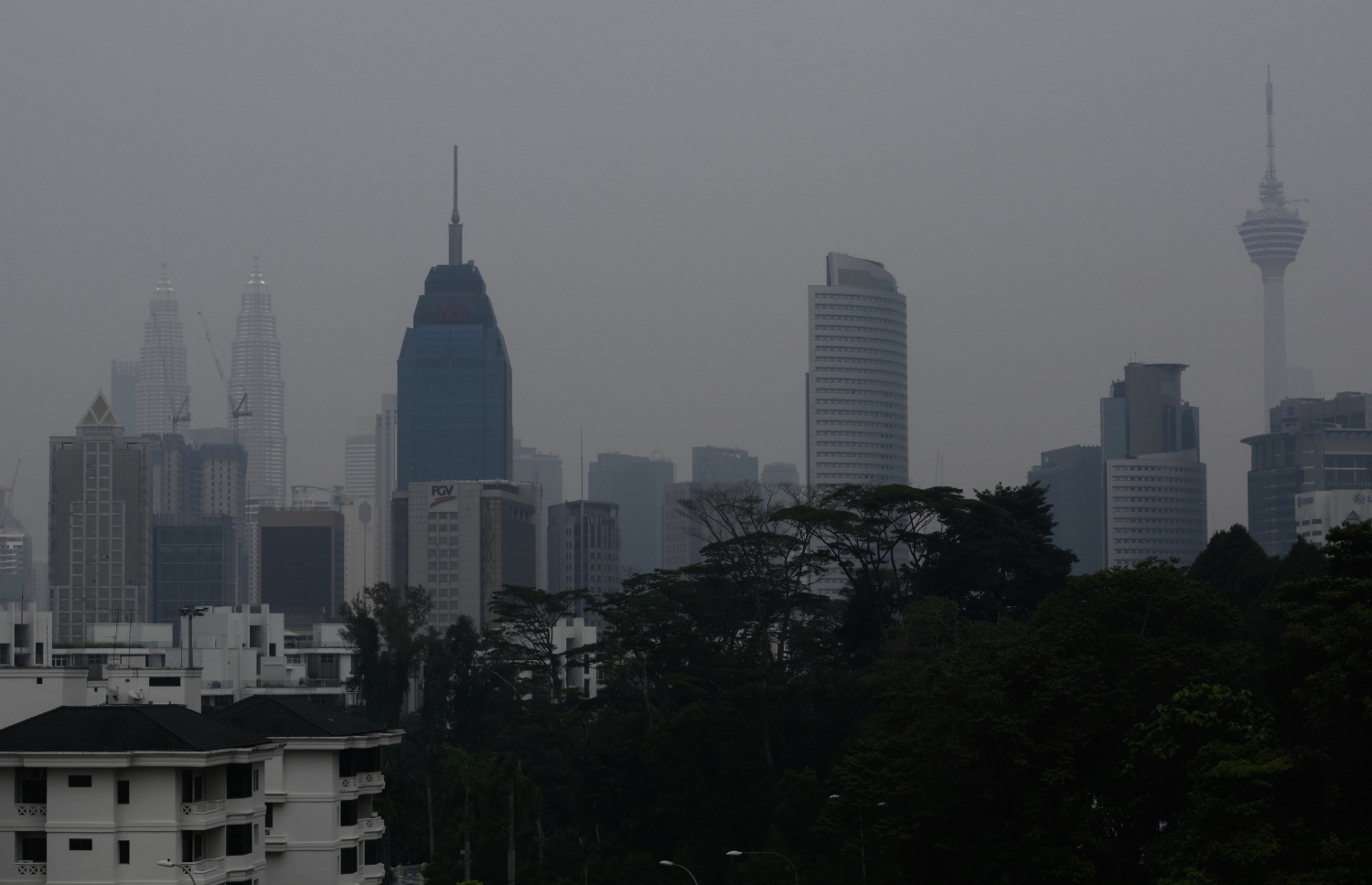 އިންޑޮނީޝިއާގެ ޖަންގަލިތަކުގައި ރޯވެފައިވާ އަލިފާނުގެ ސަބަބުން މެލޭޝިއާގެ ޖައްވުގައި ދުން ބޯވެފައި. --ފޮޓޯ:އޭއެފްޕީ