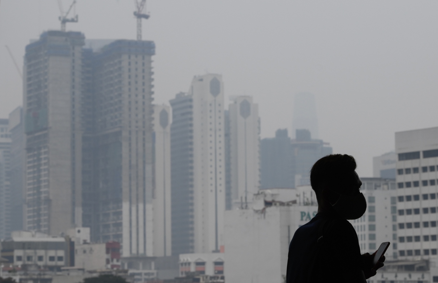 އިންޑޮނީޝިއާގެ ޖަންގަލިތަކުގައި ރޯވެފައިވާ އަލިފާނުގެ ސަބަބުން މެލޭޝިއާގެ ކުއާލަ ލަމްޕޫރުގައި މީހަކު މާސްކު އަޅައިގެން. --ފޮޓޯ:އޭއެފްޕީ