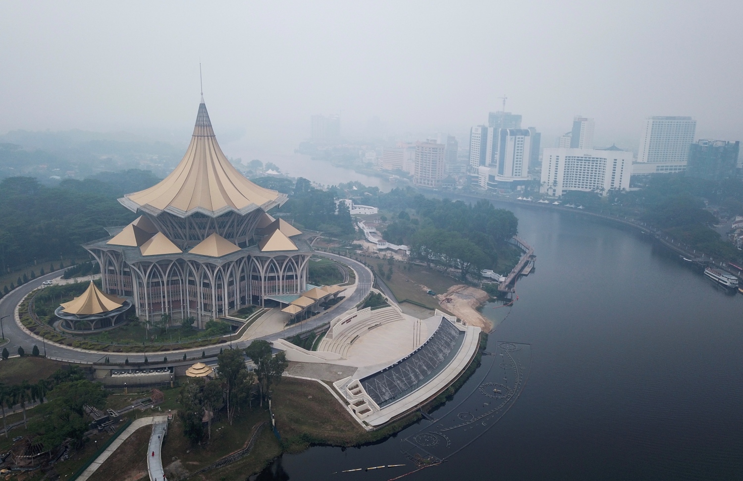 އިންޑޮނީޝިއާގެ ޖަންގަލިތަކުގައި ރޯވެފައިވާ އަލިފާނުގެ ސަބަބުން މެލޭޝިއާގެ ސެރަވަކް ސްޓޭޓުގައި ދުންބޯވެފައި. --ފޮޓޯ:އޭއެފްޕީ