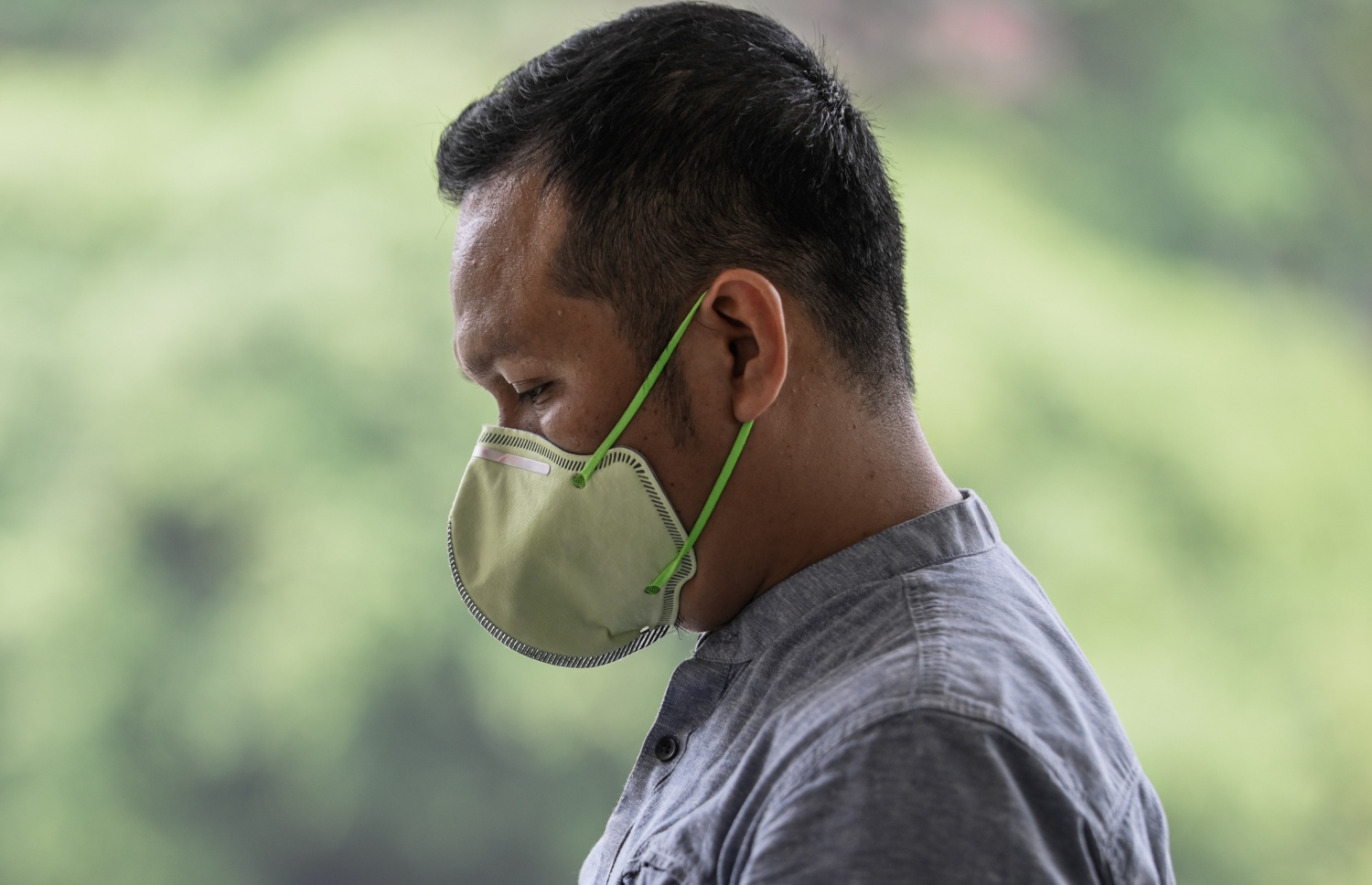 އިންޑޮނީޝިއާގެ ޖަންގަލިތަކުގައި ރޯވެފައިވާ އަލިފާނުގެ ސަބަބުން މެލޭޝިއާގެ ކުއާލަ ލަމްޕޫރުގައި މީހަކު މާސްކު އަޅައިގެން. --ފޮޓޯ:އޭއެފްޕީ