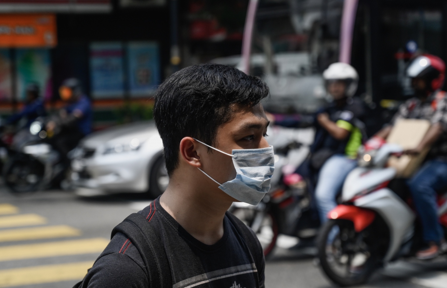 އިންޑޮނީޝިއާގެ ޖަންގަލިތަކުގައި ރޯވެފައިވާ އަލިފާނުގެ ސަބަބުން މެލޭޝިއާގެ ކުއާލަ ލަމްޕޫރުގައި މީހަކު މާސްކު އަޅައިގެން. --ފޮޓޯ:އޭއެފްޕީ