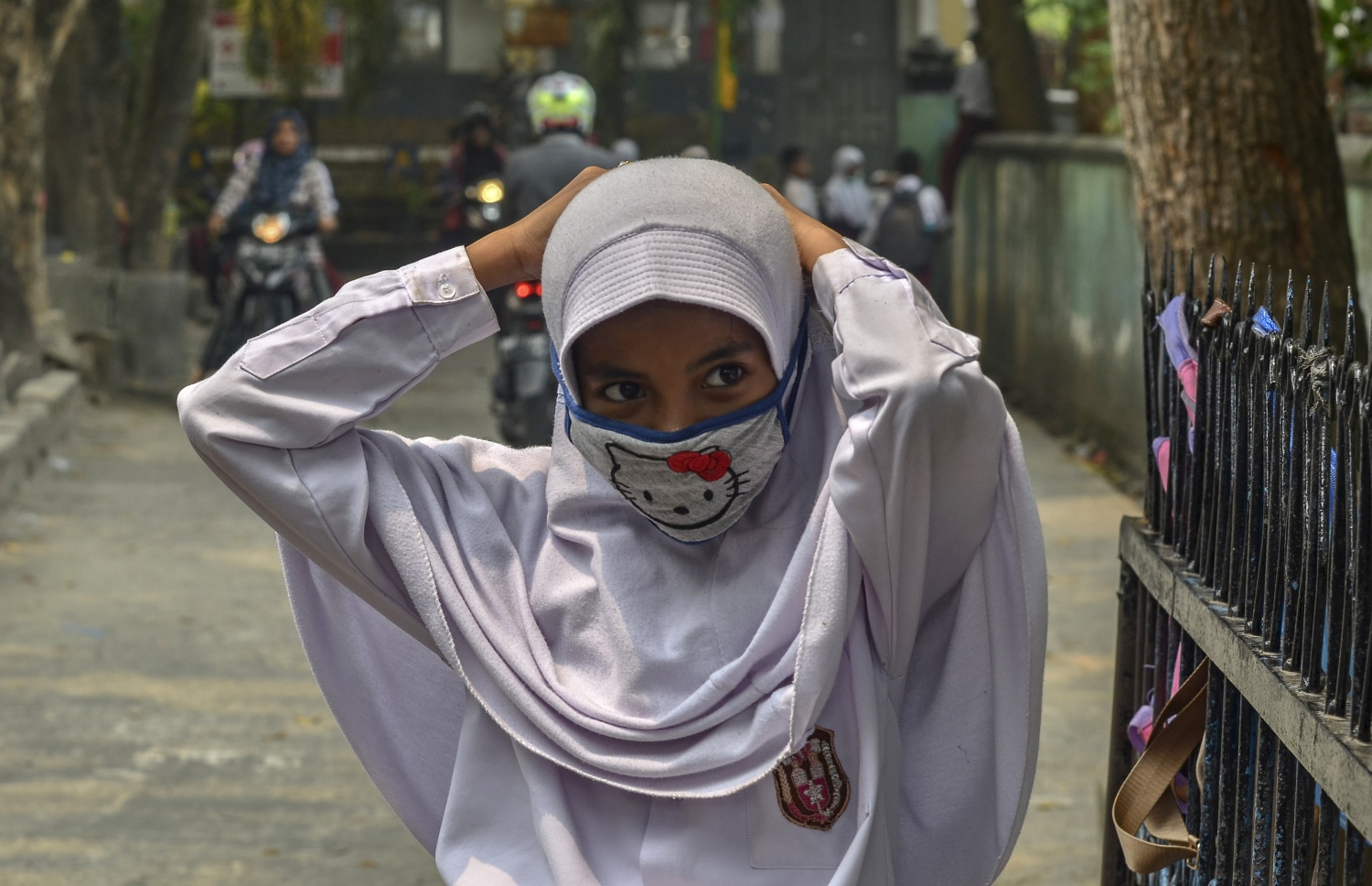 އިންޑޮނީޝިއާގެ ޖަންގަލިތަކުގައި ރޯވެފައިވާ އަލިފާނުގެ ސަބަބުން އެ ގައުމުގެ ރިއާު ޕްރޮވިންސްގައި ސްކޫލް ކުއްޖަކު މާސްކް އަޅައިގެން. --ފޮޓޯ:އޭއެފްޕީ