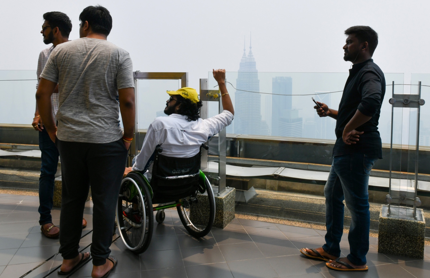 މެލޭޝިއާގެ ކުއާލަ ލަމްޕޫރުގެ ޖައްވުގައި ދުންބޯވެފައިވާ މަންޒަރު ޓޫރިސްޓުންތަކެއް ބަލަނީ. --ފޮޓޯ:އޭއެފްޕީ