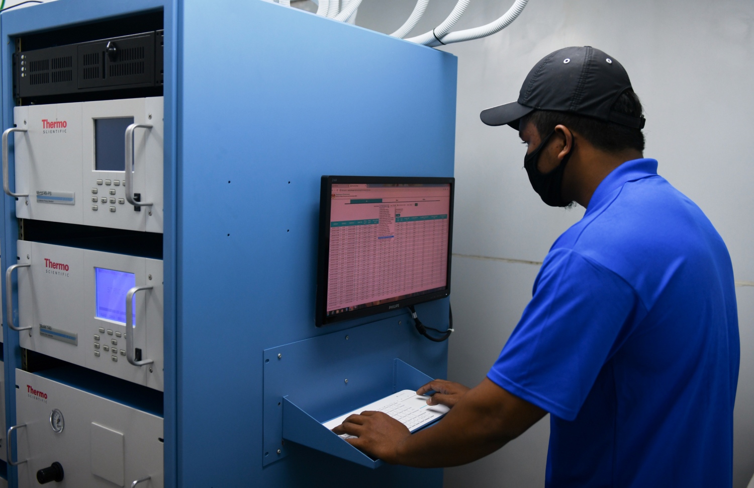 ޕުތުރާޖާގެ އެއާ ކޮލިޓީ މޮނިޓާރިން ސްޓޭޝަނެއްގައި މީހަކު ލޮގްތައް އެނަލައިޒް ކުރަނީ. --ފޮޓޯ:އޭއެފްޕީ