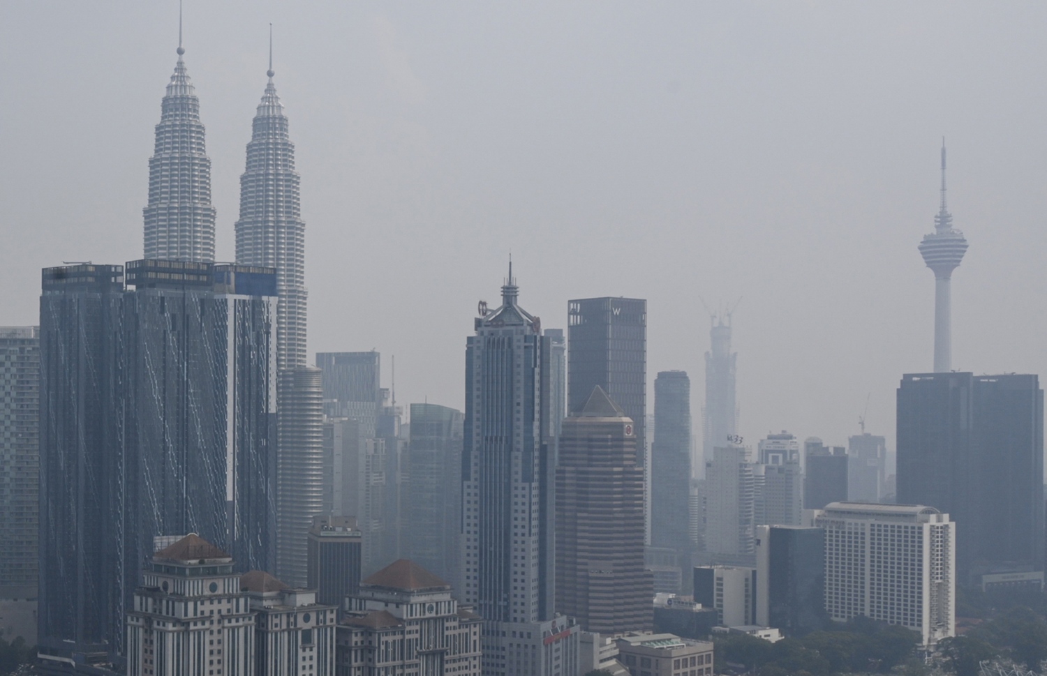 އިންޑޮނީޝިއާގެ ޖަންގަލިތަކުގައި ރޯވެފައިވާ އަލިފާނުގެ ސަބަބުން މެލޭޝިއާގެ ޖައްވުގައި ދުން ބޯވެފައި. --ފޮޓޯ:އޭއެފްޕީ