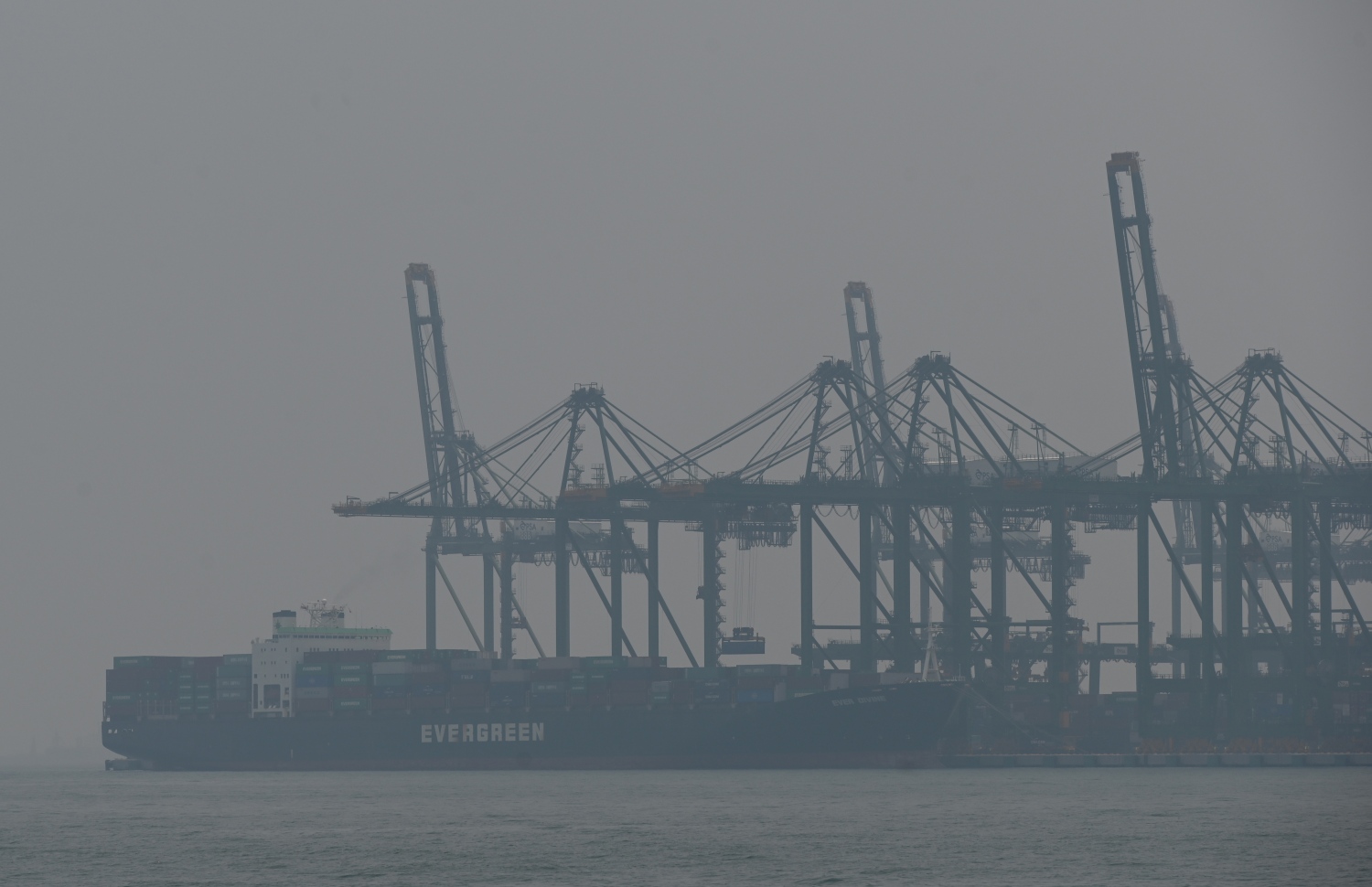 އިންޑޮނީޝިއާގެ ޖަންގަލިތަކުގައި ރޯވެފައިވާ އަލިފާނުގެ ސަބަބުން ސިންގަޕޫރުގެ ވެސްޓް ކޯސްޓް ކޮންޓެއިނާ ޓާމިނަލްގައި ދުންބޯވެފައި. --ފޮޓޯ:އޭއެފްޕީ