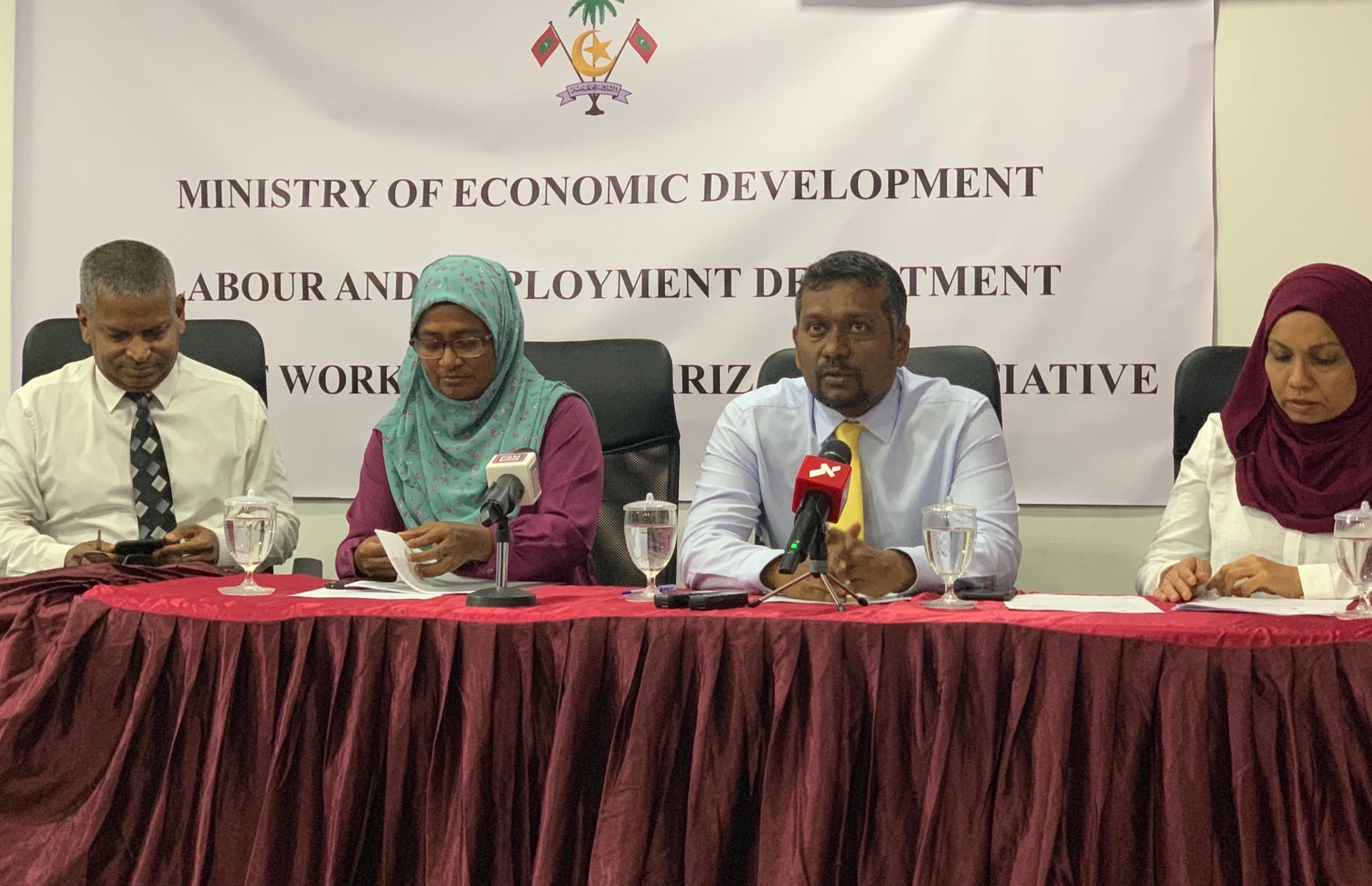 އިކޮނޮމިކް މިނިސްޓްރީން މިއަދު ބޭއްވި ނޫސްވެރންގެ ބައްދަލުވުމުގައި މިނިސްޓަރު ފައްޔާޒު ވާހަކަ ދައްކަވަނީ. -- ފޮޓޯ: މިހާރު