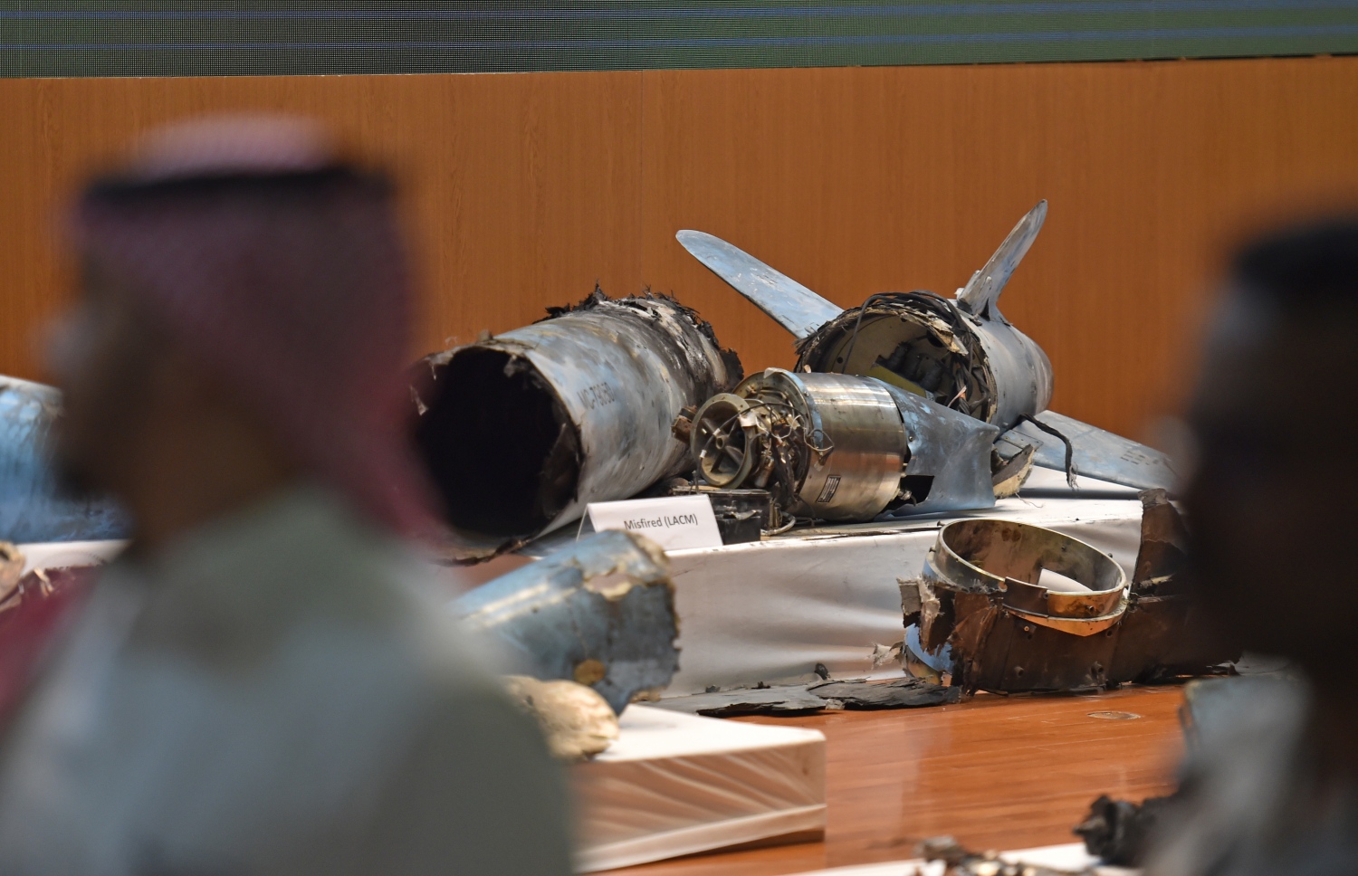 ސައުދީ އަށް ހަމަލާ ދޭން ބޭނުންކުރި ޑްރޯންގެ ބައިތައް ނޫސްވެރިންނަށް ދައްކާލަނީ. --ފޮޓޯ:އޭއެފްޕީ