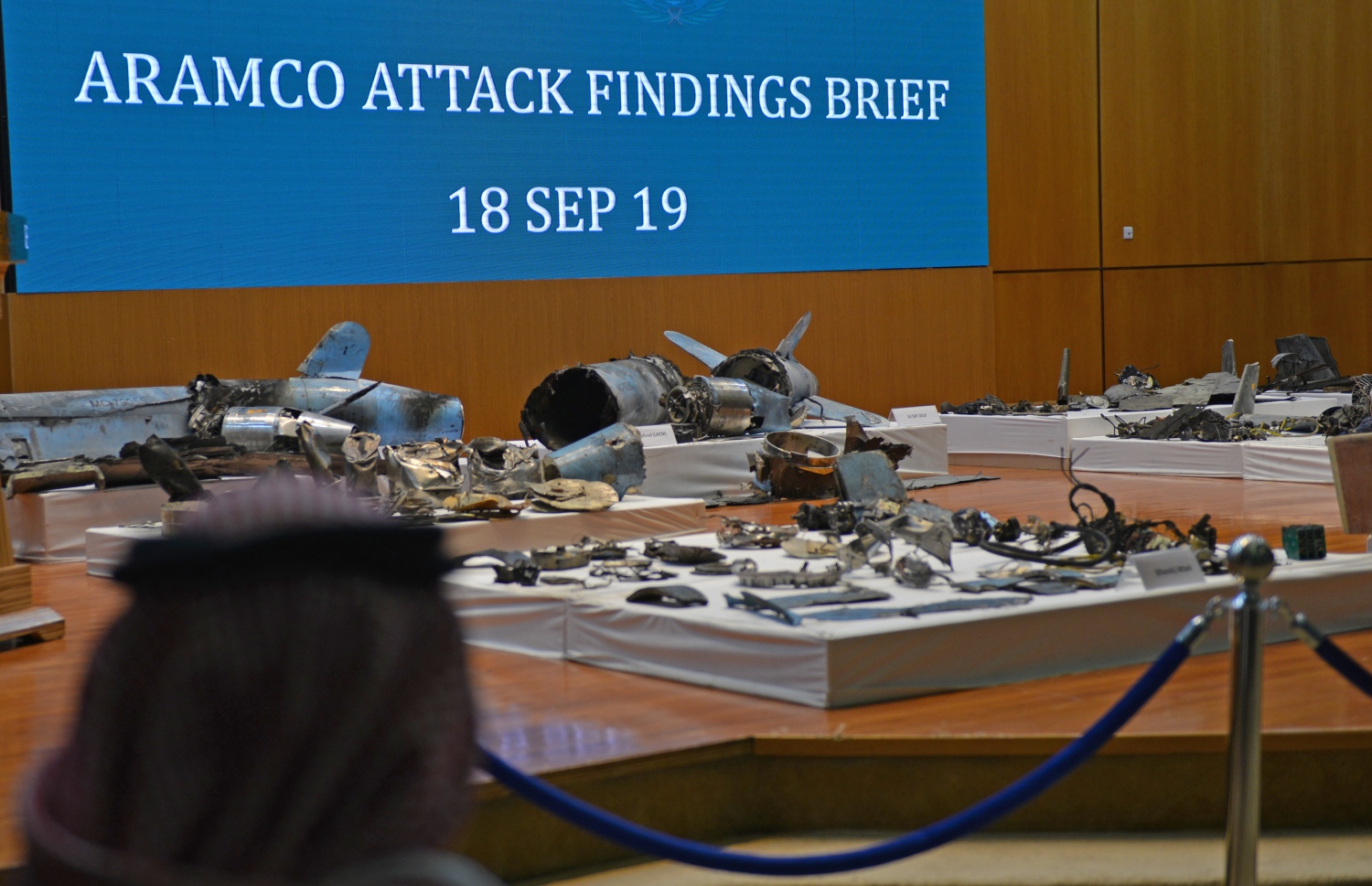 ސައުދީ އަށް ހަމަލާ ދޭން ބޭނުންކުރި ޑްރޯންގެ ބައިތައް ނޫސްވެރިންނަށް ދައްކާލަނީ. --ފޮޓޯ:އޭއެފްޕީ