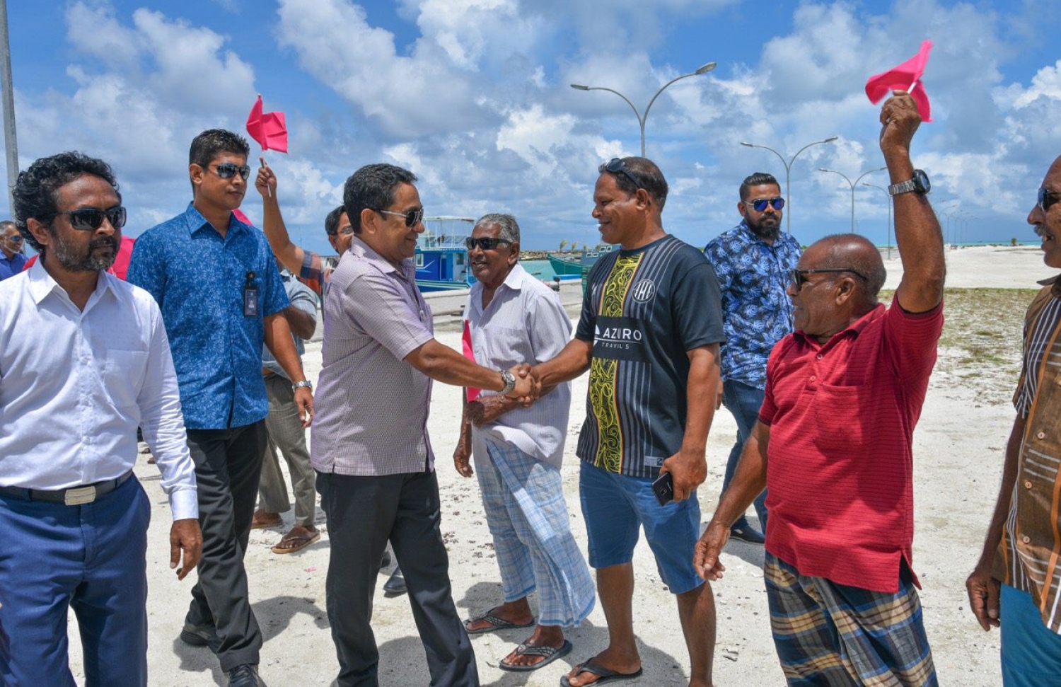 ރައީސް ޔާމީން ދިއްގަރަށް ވަޑައިގަތުމުން މަރުހަބާ ދަންނަވަން ނުކުތް މީހުންނާ ސަލާމް ކުރައްވަނީ. --ފޮޓޯ/ޕީޕީއެމް