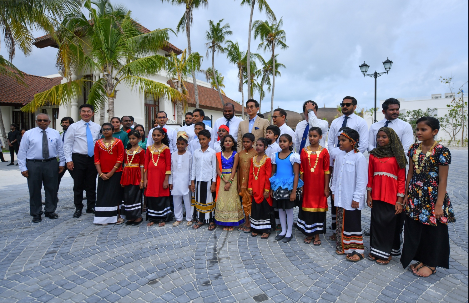 ކްރޮސްރޯޑްސް ހުޅުވުމުގެ ރަސްމިއްޔާތުގައި ނައިބުރައީސް ފައިސަލް ނަސީމާއި ސިންހާ އެސްޓޭޓްގެ މެނޭޖްމެންޓްގެ އިސްވެރިން-- ފޮޓޯ: ހުސައިން ވަހީދު/ މިހާރު