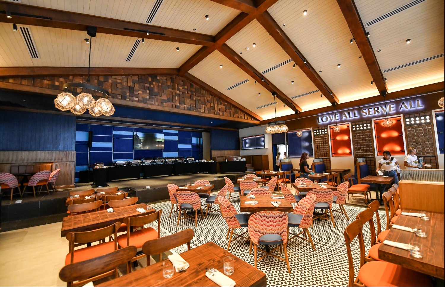 ހާޑް ރޮކް ކެޕޭގެ އެތެރެ. ދުނިޔޭގެ މަޝްހޫރު ގިނަ ކެފޭތައް ކްރޮސްރޯޑްސްއަށް އަންނާނެ-- ފޮޓޯ: ހުސައިން ވަހީދު/ މިހާރު