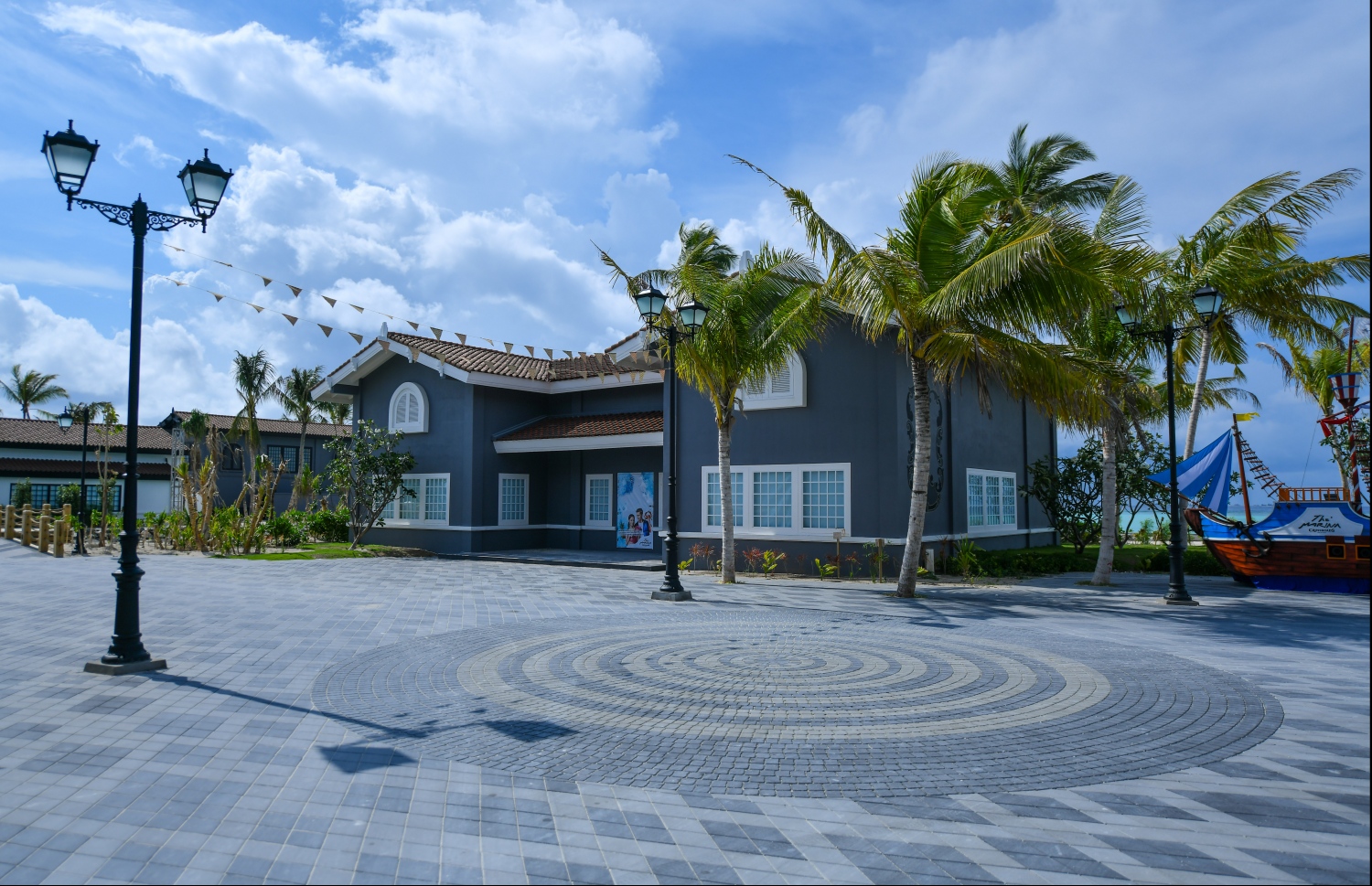 ގިނަ ފަޅުތަކެއް ހިއްކައިގެން ޔާމީންގެ ވެރިކަމުގައި މާލެ ކައިރީގައި ހެދި ދަ މެރީނާ އެޓް ކްރޮސްރޯޑްސްގެ އިމާރާތެއް: މިއީ ވެސް މާލެ ކައިރިން ޓޫރިސްޓުން ފަސޭހައިން ޓްރާންސިޓް ވެވޭނެ މަގުފަހި ކުރުމުގެ ބޭނުމުގައި އޭރު ތައިލެންޑުގެ ސިންހާ އަށް ދޫކުރި ތަނެއް.---ފައިލް ފޮޓޯ: މިހާރު