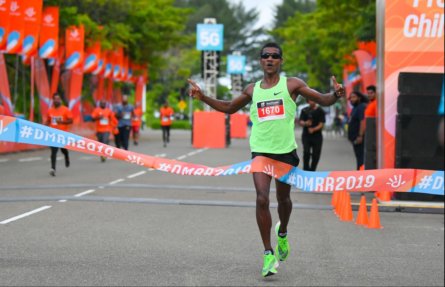 ހުޅުމާލެ: ސެޕްޓެމްބަރު 20، 2019: ރާއްޖޭގައި ބާއްވާ ދުވުމުގެ އެންމެ ބޮޑު ރޭސް ކަމަށްވާ، ދިރާގު މޯލްޑިވްސް ރޯޑް ރޭސްގެ މިއަހަރުގެ 10 ކިލޯމީޓަރު ދުވުމުގެ ތެރެއިން.---ފޮޓޯ: ހުސައިން ވަހީދު/މިހާރު