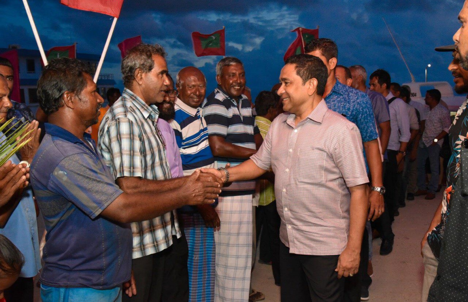 ކުރީގެ ރައީސް އަބްދުﷲ ޔާމީން ރޭ މ. މުލަކަށް ވަޑައިގަތުމުން އެ ރަށު ރައްޔިތުން އެމަނިކުފާނަށް މަރުހަބާ ދަންނަވަނީ. --- ފޮޓޯ: ޕީޕީއެމް