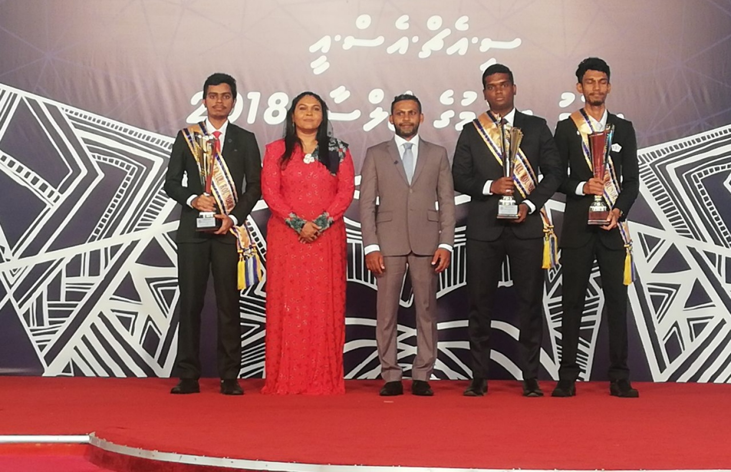 ސީއެޗްއެސްއީން މިދިޔަ އަހަރު ހުރިހާ ގޮތަކުން އެންމެ މޮޅު ދަރިވަރުގެ މަގާމު ހޯދި ތިން ދަރިވަރުންނާއެކު، ޕޮލިޓެކްނިކްގެ ސީއީއޯ ނާސިރު އަދި އެ ސްކޫލުގެ ޕްރިންސިޕަލް ފޮޓޯއަކަށް ހުއްޓިލައިގެން.-- ފޮޓޯ: ސީއެޗްއެސްއީ