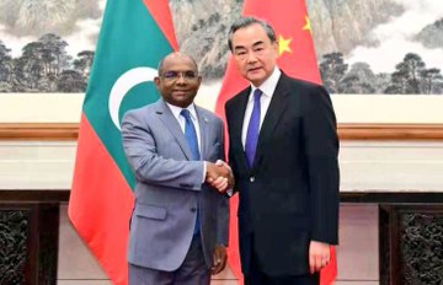 ފޮރިން މިނިސްޓަރު އަބްދުﷲ ޝާހިދު، ޗައިނާގެ ފޮރިން މިނިސްޓަރާ ސަލާމް ކުރައްވަނީ. --- ފޮޓޯ: ރައީސް އޮފީސް