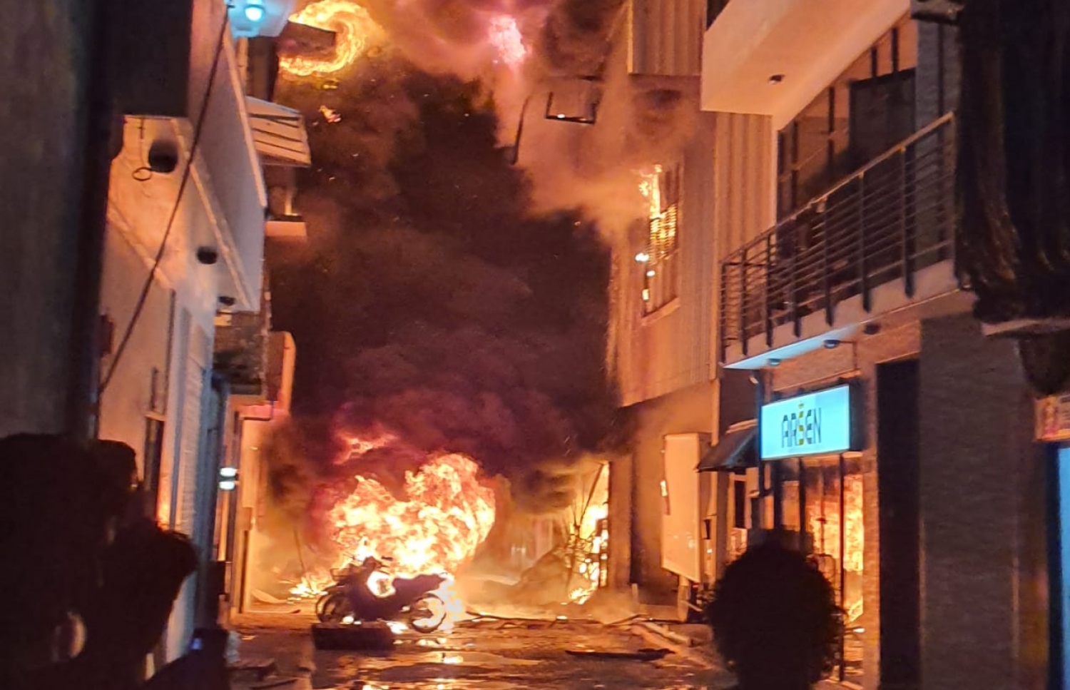 ތިލަފުށި ގޭގައި ހުރި ގުދަނުގައި ރޯވި އަލިފާންގަނޑު މުޅި ހިސާބަށް ފެތުރިފައި