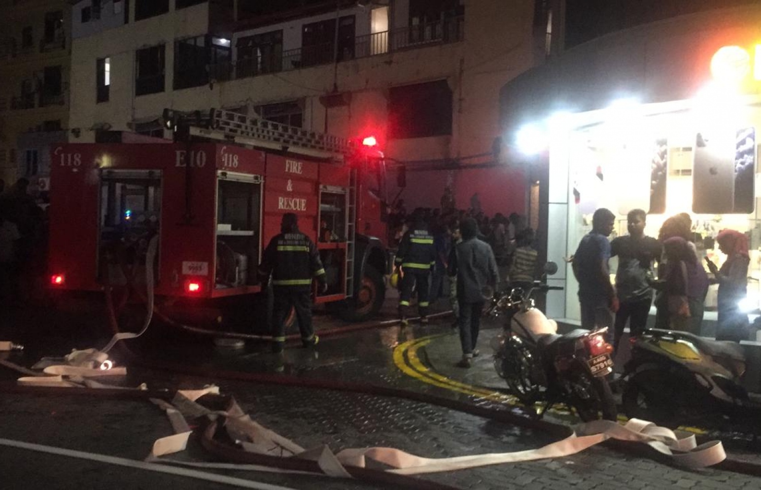 އަލިފާން ނިއްވުމުގެ މަސައްކަތުގައި ސިފައިން: މާލޭގެ ހާލަތު އޮތް ގޮތުން އުނދަގޫ މަސައްކަތެއް --ފޮޓޯ: ހުސެއިން ވަހީދު/މިހާރު