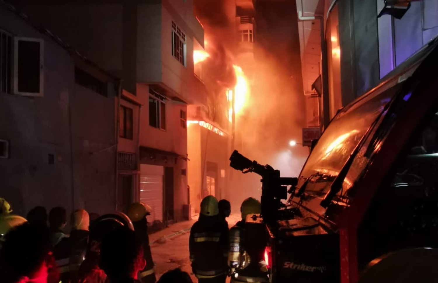 އަލިފާން ރޯވެ ފެތުރެނީ: މި ހާދިސާގައި ހަތަރު ގުދަނާއި ހަތް ގެއެއް ވަނީ އަނދާ ހުލިވެފައި. --ފޮޓޯ/މިހާރު