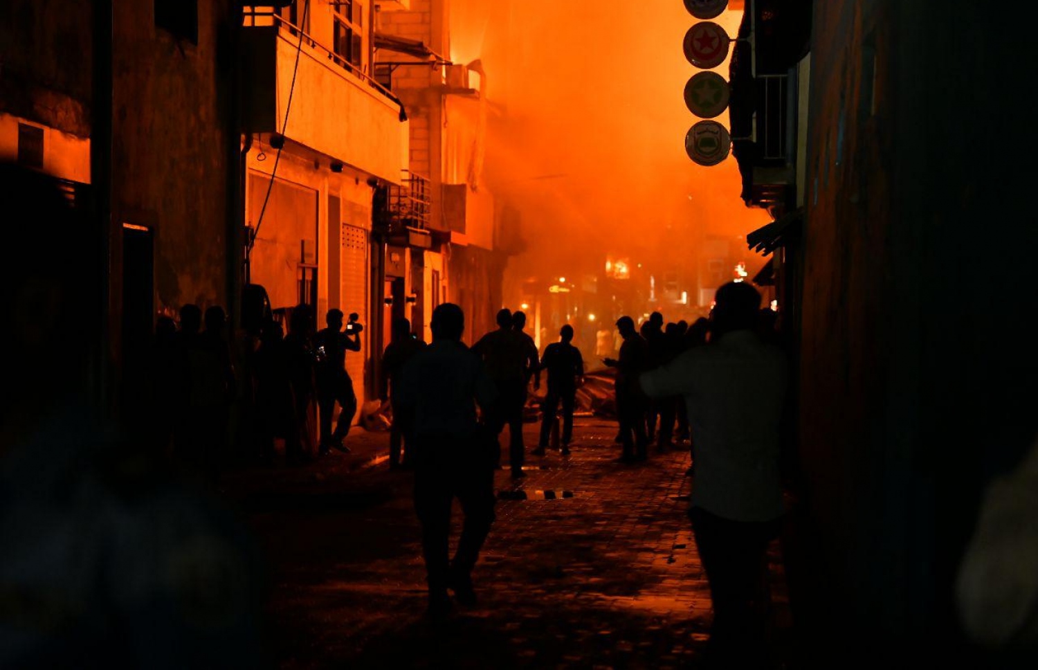 ރޭގެ އަލިފާނުގެ ހާދިސާގައި އަލިފާން ނިއްވުމުގެ މަސައްކަތުގައި ސިފައިންނާއި ފުލުހުން އަދި އާންމުން ހަރަކާތްތެރިވަނީ---ފޮޓޯ: ހުސައިން ވަހީދު/މިހާރު