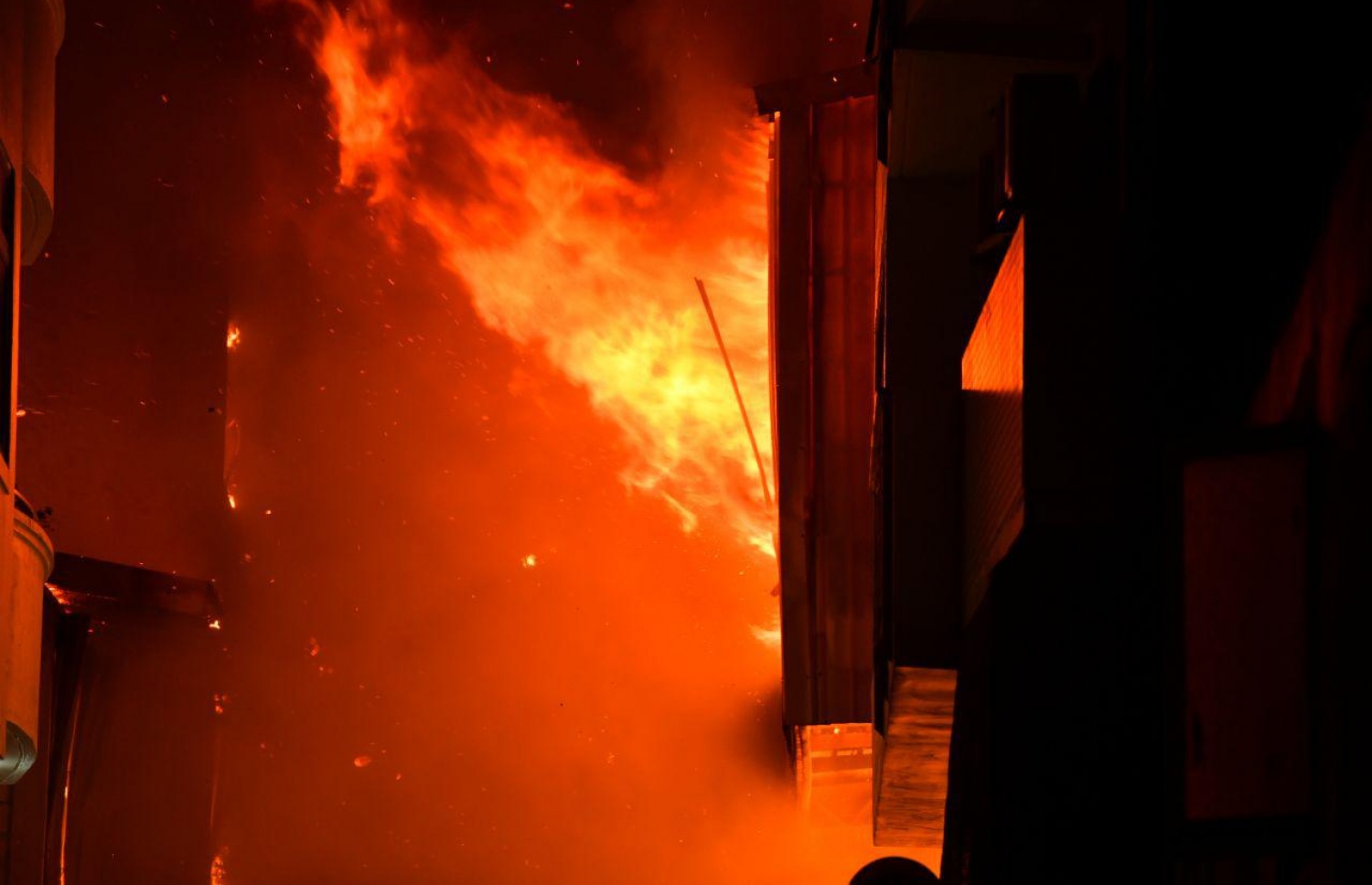 ރޭގެ އަލިފާނުގެ ހާދިސާގައި އިމާރާތެއްގައި ވަރަށް ބޮޑަށް ހުޅު ހިފާފައި-- ފޮޓޯ: ހުސައިން ވަހީދު/ މިހާރު