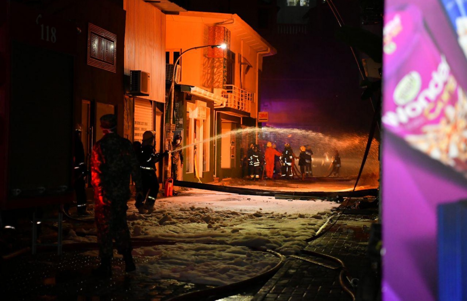 މާލޭގައި ރޭ ހިނގި އަލިފާނުގެ ހާދިސާގައި ގެތަކުގައި ރޯވެފައި: އަލިފާން ކޮންޓްރޯލް ނުވެ ގިނަ އިރުތަކެއް ވަންދެން ފެތުރުނީ ގިނަ އަދަދެއްގެ ކެމިކަލް ރައްކާކޮށްފައި ހުރި ގުދަންތަކެއްގައި ރޯވުމުން. --ފޮޓޯ: ހުސެއިން ވަހީދު/މިހާރު