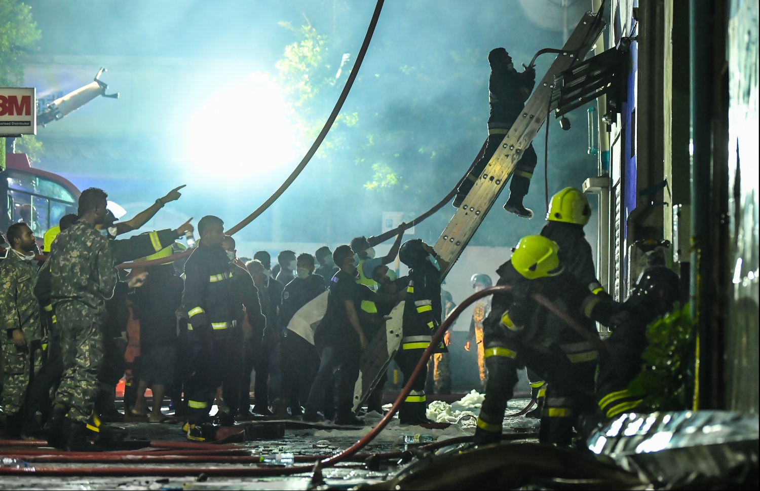 މާލެ: ސެޕްޓެމްބަރު 20، 2019: ހެންވޭރު އިމާރާތްތަކެއްގައި ހިނގި އަލިފާނުގެ ހާދިސާގައި އަލިފާން ނިއްވުމުގެ މަސައްކަތުގައި ސިފައިންނާއި ފުލުހުން އަދި އާންމުން ހަރަކާތްތެރިވަނީ---ފޮޓޯ: ހުސައިން ވަހީދު/މިހާރު