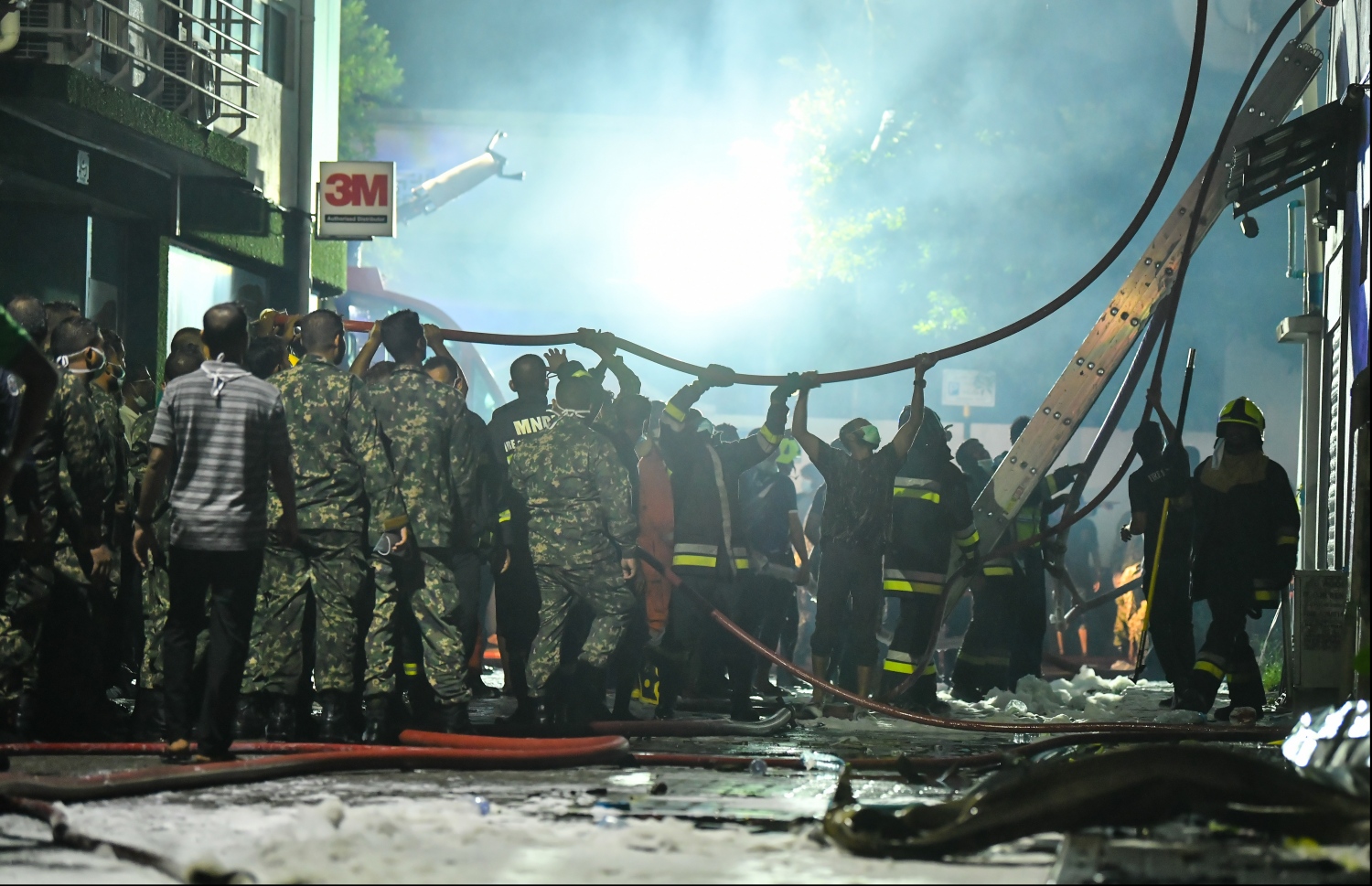 މާލެ: ސެޕްޓެމްބަރު 20، 2019: ހެންވޭރު އިމާރާތްތަކެއްގައި ހިނގި އަލިފާނުގެ ހާދިސާގައި އަލިފާން ނިއްވުމުގެ މަސައްކަތުގައި ސިފައިންނާއި ފުލުހުން އަދި އާންމުން ހަރަކާތްތެރިވަނީ---ފޮޓޯ: ހުސައިން ވަހީދު/މިހާރު