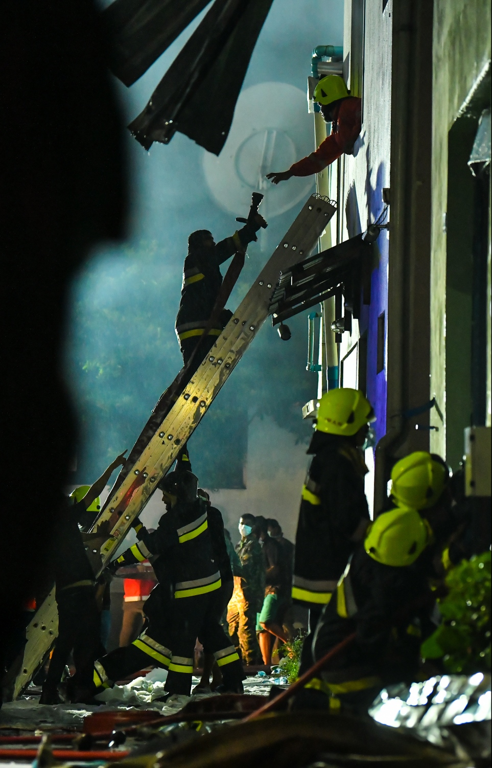 މާލެ: ސެޕްޓެމްބަރު 20، 2019: ހެންވޭރު އިމާރާތްތަކެއްގައި ހިނގި އަލިފާނުގެ ހާދިސާގައި އަލިފާން ނިއްވުމުގެ މަސައްކަތުގައި ސިފައިންނާއި ފުލުހުން އަދި އާންމުން ހަރަކާތްތެރިވަނީ---ފޮޓޯ: ހުސައިން ވަހީދު/މިހާރު