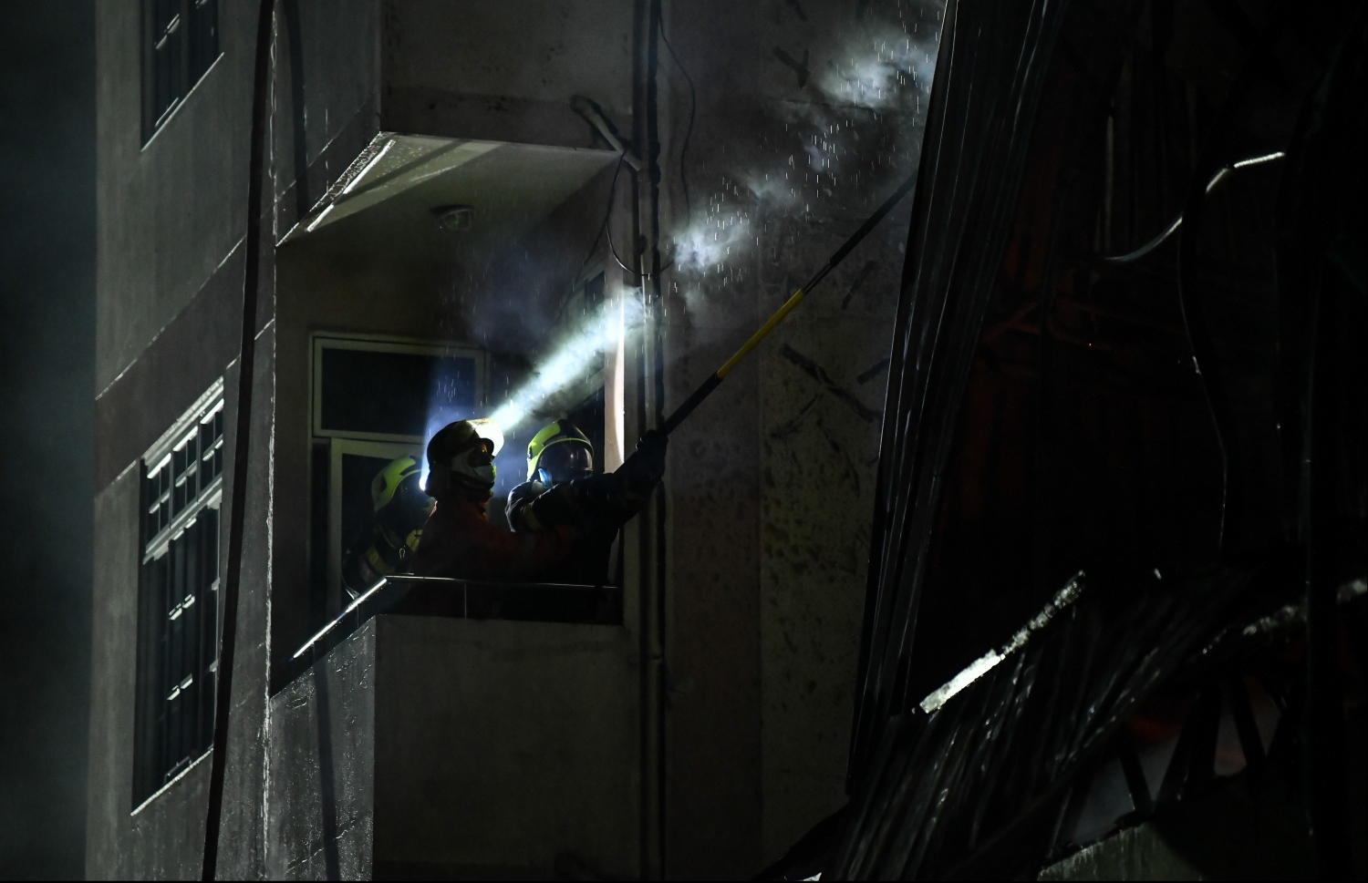 މާލެ: ސެޕްޓެމްބަރު 20، 2019: ހެންވޭރު އިމާރާތްތަކެއްގައި ހިނގި އަލިފާނުގެ ހާދިސާގައި އަލިފާން ނިއްވުމުގެ މަސައްކަތުގައި ސިފައިން ހަރަކާތްތެރިވަނީ---ފޮޓޯ: ހުސައިން ވަހީދު/މިހާރު