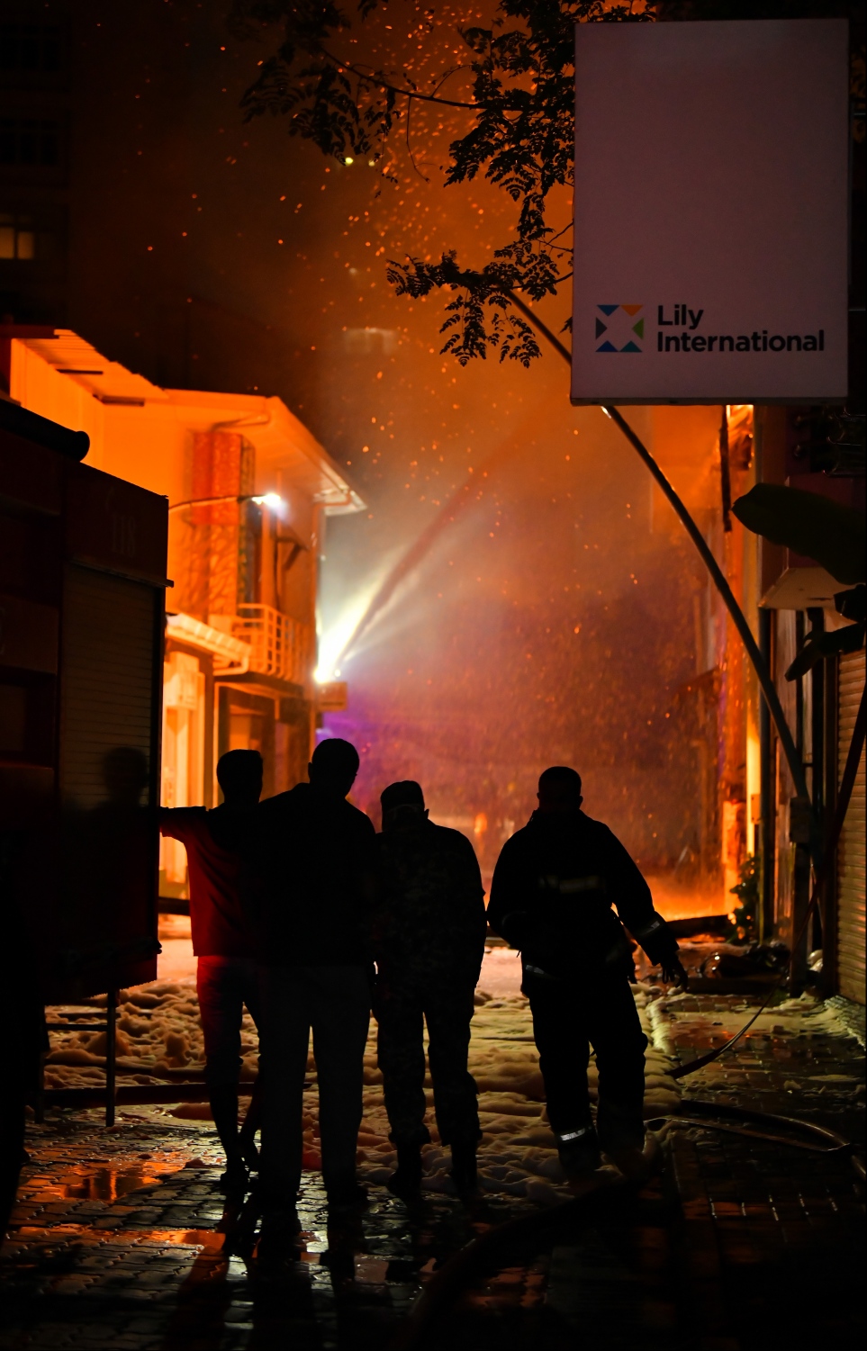 މާލެ: ސެޕްޓެމްބަރު 20، 2019: ހެންވޭރު އިމާރާތްތަކެއްގައި ހިނގި އަލިފާނުގެ ހާދިސާގައި އަލިފާން ނިއްވުމުގެ މަސައްކަތުގައި ސިފައިންނާއި ފުލުހުން އަދި އާންމުން ހަރަކާތްތެރިވަނީ---ފޮޓޯ: ހުސައިން ވަހީދު/މިހާރު