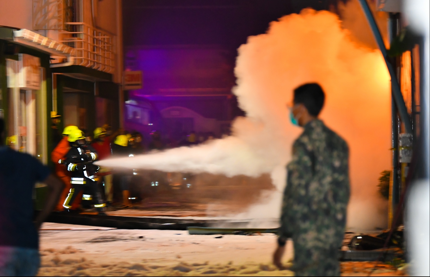 މާލެ: ސެޕްޓެމްބަރު 20، 2019: ހެންވޭރު އިމާރާތްތަކެއްގައި ހިނގި އަލިފާނުގެ ހާދިސާގައި އަލިފާން ނިއްވުމުގެ މަސައްކަތުގައި ސިފައިންނާއި ފުލުހުން އަދި އާންމުން ހަރަކާތްތެރިވަނީ---ފޮޓޯ: ހުސައިން ވަހީދު/މިހާރު