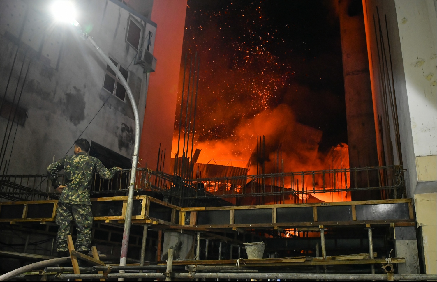 މާލެ: ސެޕްޓެމްބަރު 20، 2019: ހެންވޭރު އިމާރާތްތަކެއްގައި ހިނގި އަލިފާނުގެ ހާދިސާގައި އަލިފާން ނިއްވުމުގެ މަސައްކަތުގައި ސިފައިންނާއި ފުލުހުން އަދި އާންމުން ހަރަކާތްތެރިވަނީ---ފޮޓޯ: ހުސައިން ވަހީދު/މިހާރު