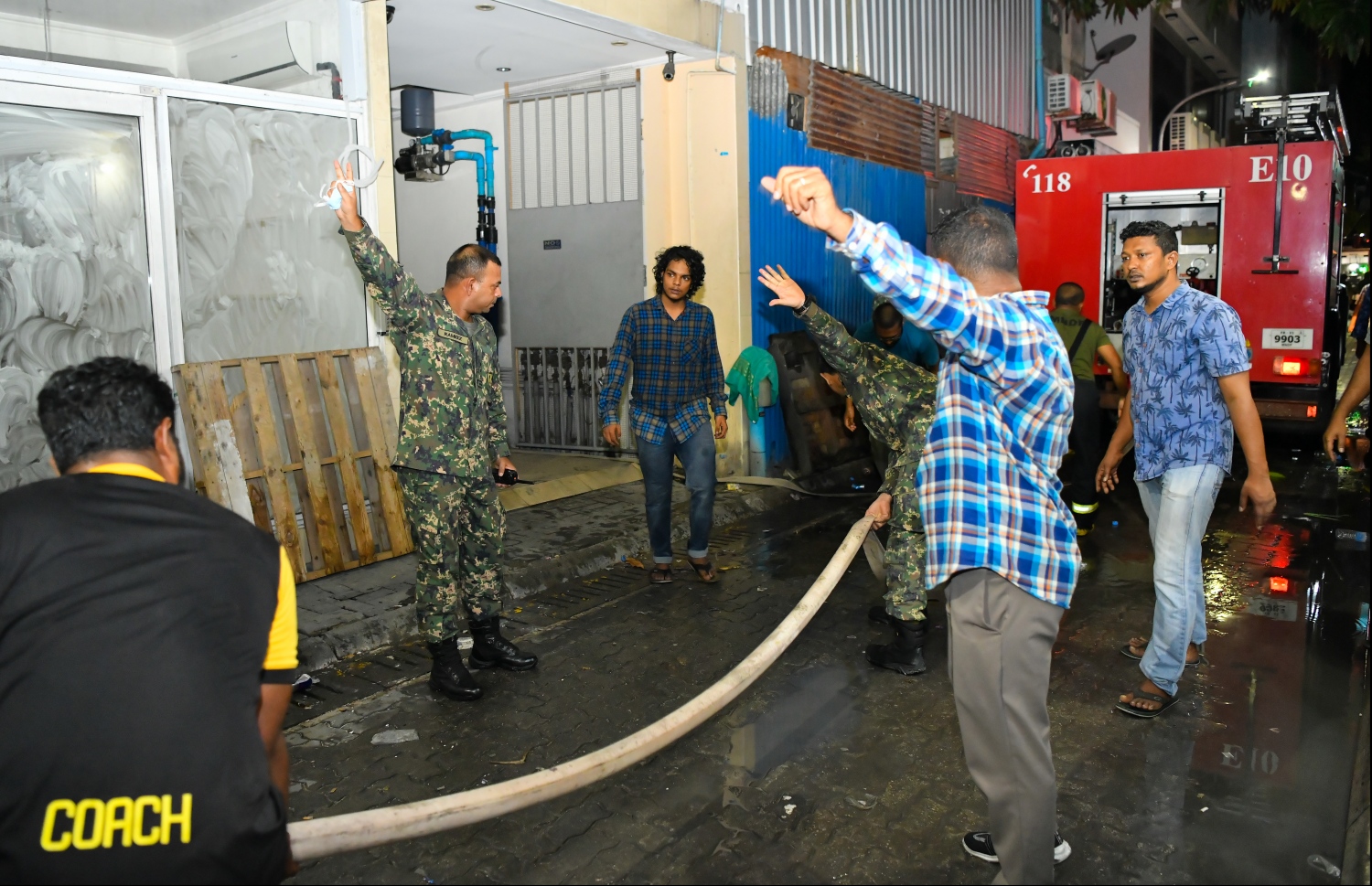 މާލެ: ސެޕްޓެމްބަރު 20، 2019: ހެންވޭރު އިމާރާތްތަކެއްގައި ހިނގި އަލިފާނުގެ ހާދިސާގައި އަލިފާން ނިއްވުމުގެ މަސައްކަތުގައި ސިފައިންނާއި ފުލުހުން އަދި އާންމުން ހަރަކާތްތެރިވަނީ---ފޮޓޯ: ހުސައިން ވަހީދު/މިހާރު