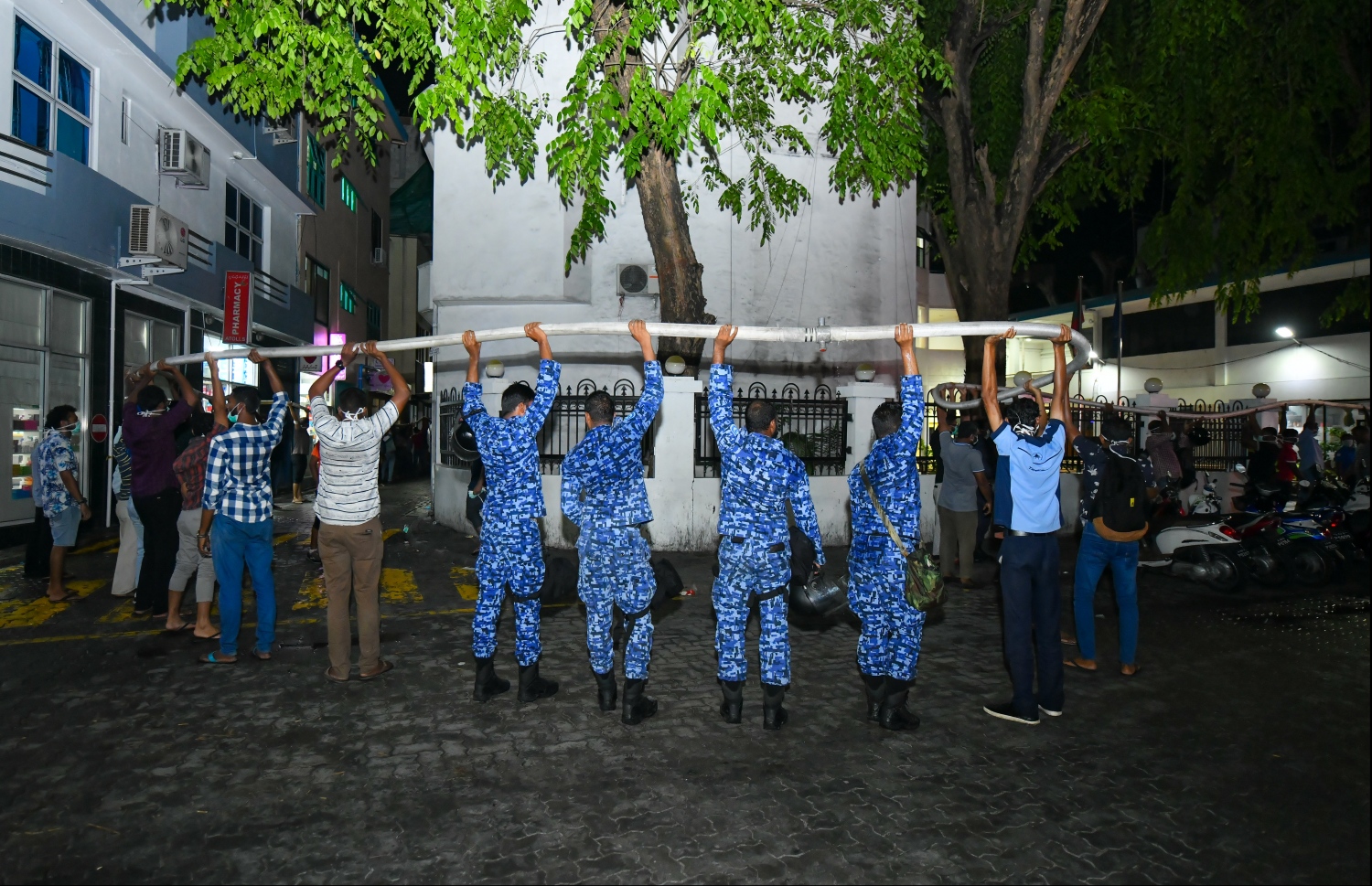 މާލެ: ސެޕްޓެމްބަރު 20، 2019: ހެންވޭރު އިމާރާތްތަކެއްގައި ހިނގި އަލިފާނުގެ ހާދިސާގައި އަލިފާން ނިއްވުމުގެ މަސައްކަތުގައި ސިފައިންނާއި ފުލުހުން އަދި އާންމުން ހަރަކާތްތެރިވަނީ---ފޮޓޯ: ހުސައިން ވަހީދު/މިހާރު