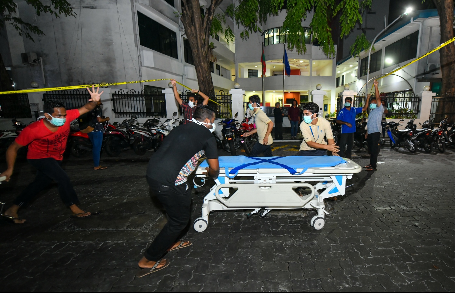 މާލެ: ސެޕްޓެމްބަރު 20، 2019: ހެންވޭރު އިމާރާތްތަކެއްގައި ހިނގި އަލިފާނުގެ ހާދިސާގައި ހާލުގައި ޖެހުނު ފަރާތްތަކަށް އެހީތެރިވުމަށް މެޑިކަލް އޮފިސަރުންނާޢި އާންމުން ހަރަކާތްތެރިވަނީ----ފޮޓޯ: ހުސައިން ވަހީދު/މިހާރު