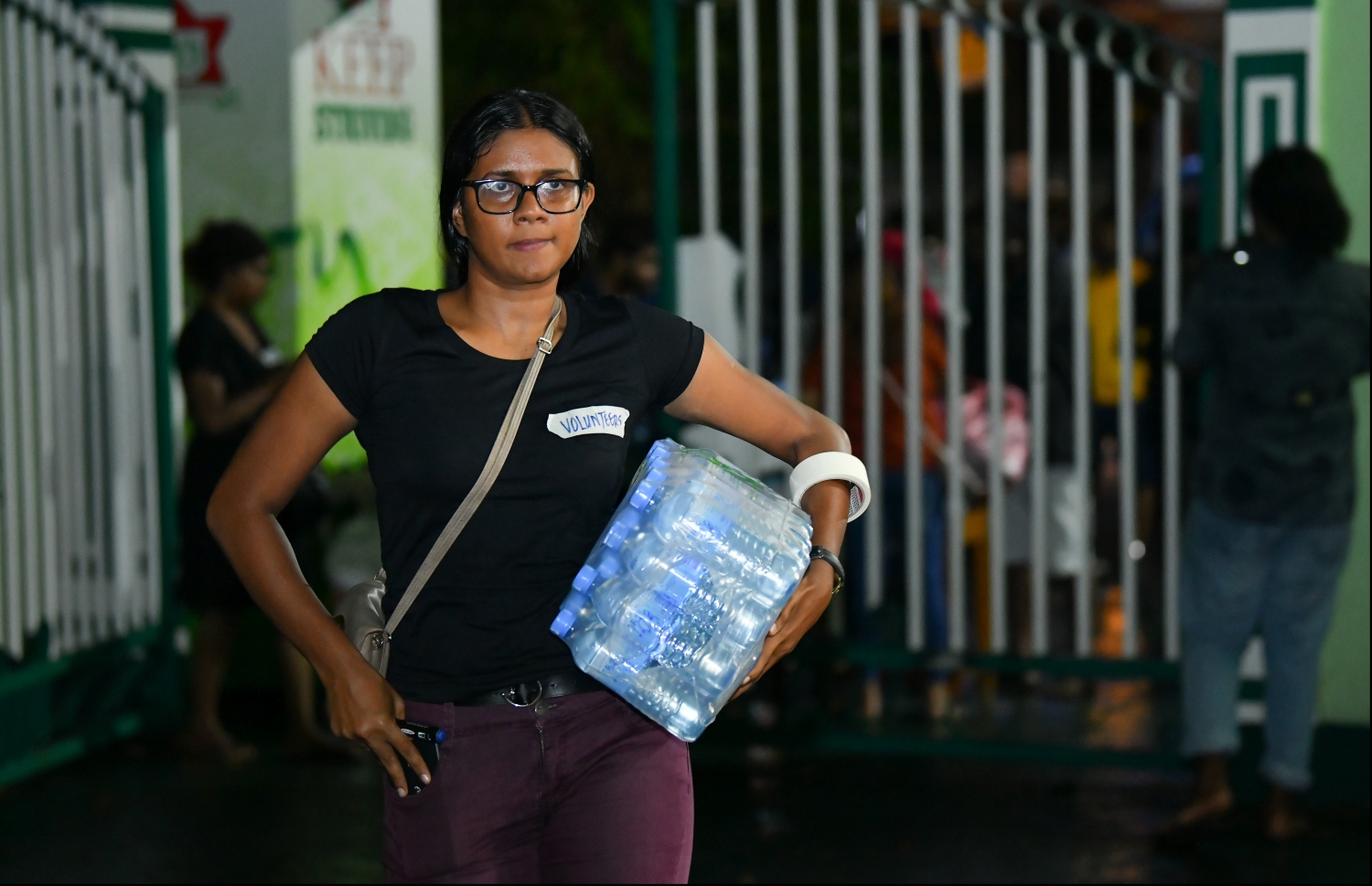 މާލެ: ސެޕްޓެމްބަރު 20، 2019: ހެންވޭރު އިމާރާތްތަކެއްގައި ހިނގި އަލިފާނުގެ ހާދިސާގައި ހާލުގައި ޖެހުނު ފަރާތްތަކަށް އެހީތެރިވުމަށް ވޮލަންޓިއަރުން ހަރަކާތްތެރިވަނީ----ފޮޓޯ: ހުސައިން ވަހީދު/މިހާރު