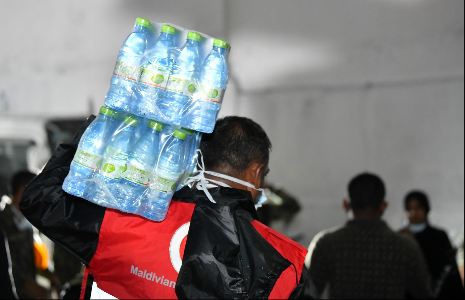 މާލެ: ސެޕްޓެމްބަރު 20، 2019: ހެންވޭރު އިމާރާތްތަކެއްގައި ހިނގި އަލިފާނުގެ ހާދިސާގައި ހާލުގައި ޖެހުނު ފަރާތްތަކަށް އެހީތެރިވުމަށް ވޮލަންޓިއަރުން ހަރަކާތްތެރިވަނީ----ފޮޓޯ: ހުސައިން ވަހީދު/މިހާރު