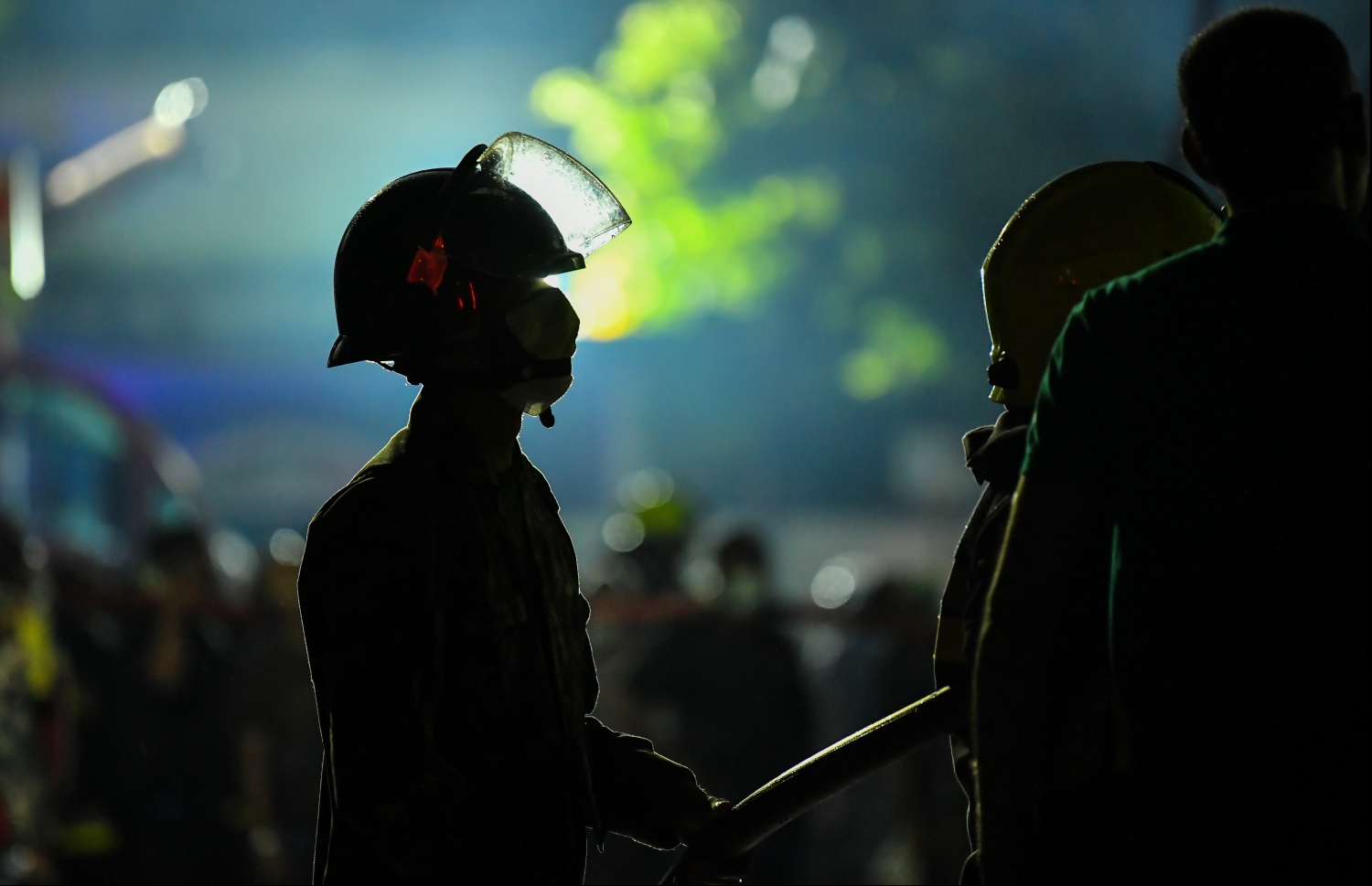 މާލެ: ސެޕްޓެމްބަރު 20، 2019: ހެންވޭރު އިމާރާތްތަކެއްގައި ހިނގި އަލިފާނުގެ ހާދިސާގައި އަލިފާން ނިއްވުމުގެ މަސައްކަތުގައި ސިފައިންނާއި ފުލުހުން އަދި އާންމުން ހަރަކާތްތެރިވަނީ---ފޮޓޯ: ހުސައިން ވަހީދު/މިހާރު